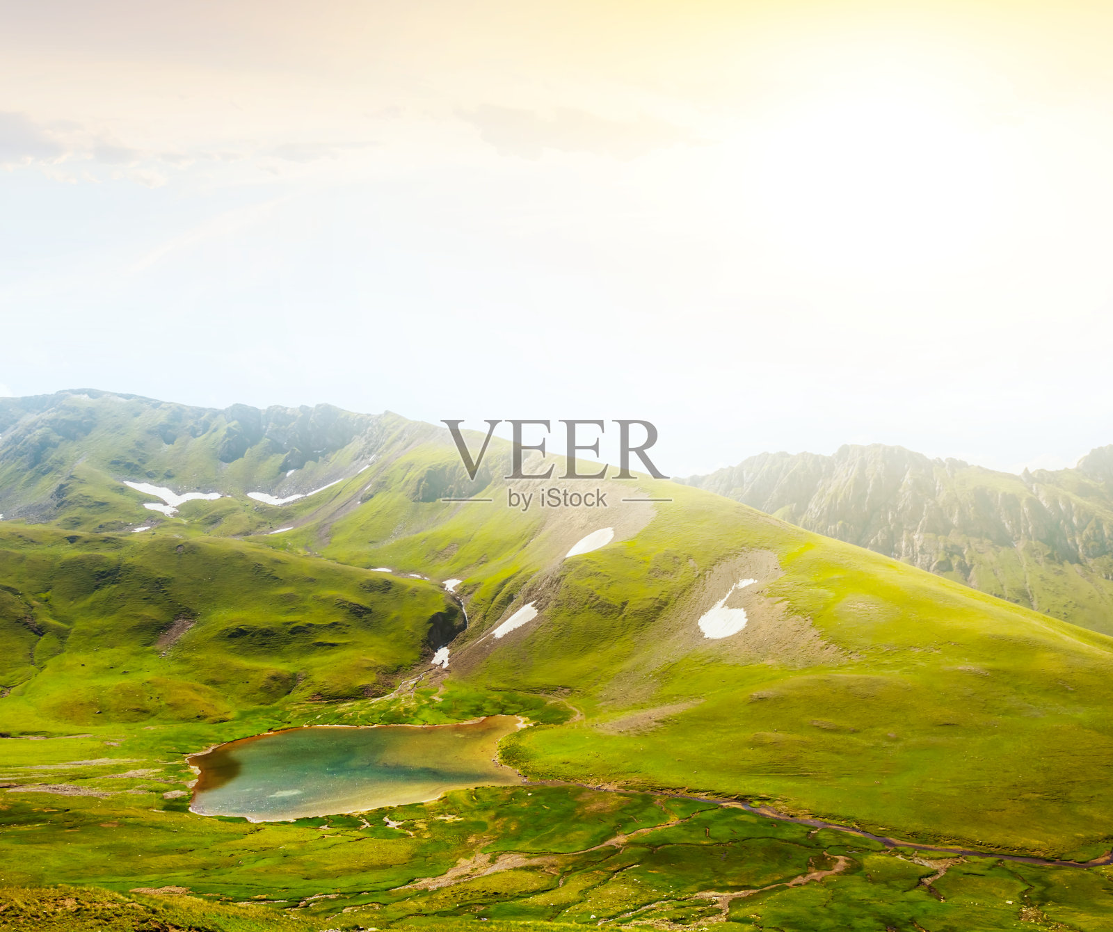 夕阳下的青山山谷照片摄影图片