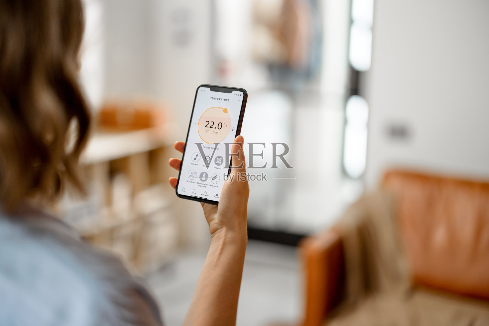 智能手机与推出的应用程序的温度调整照片摄影图片