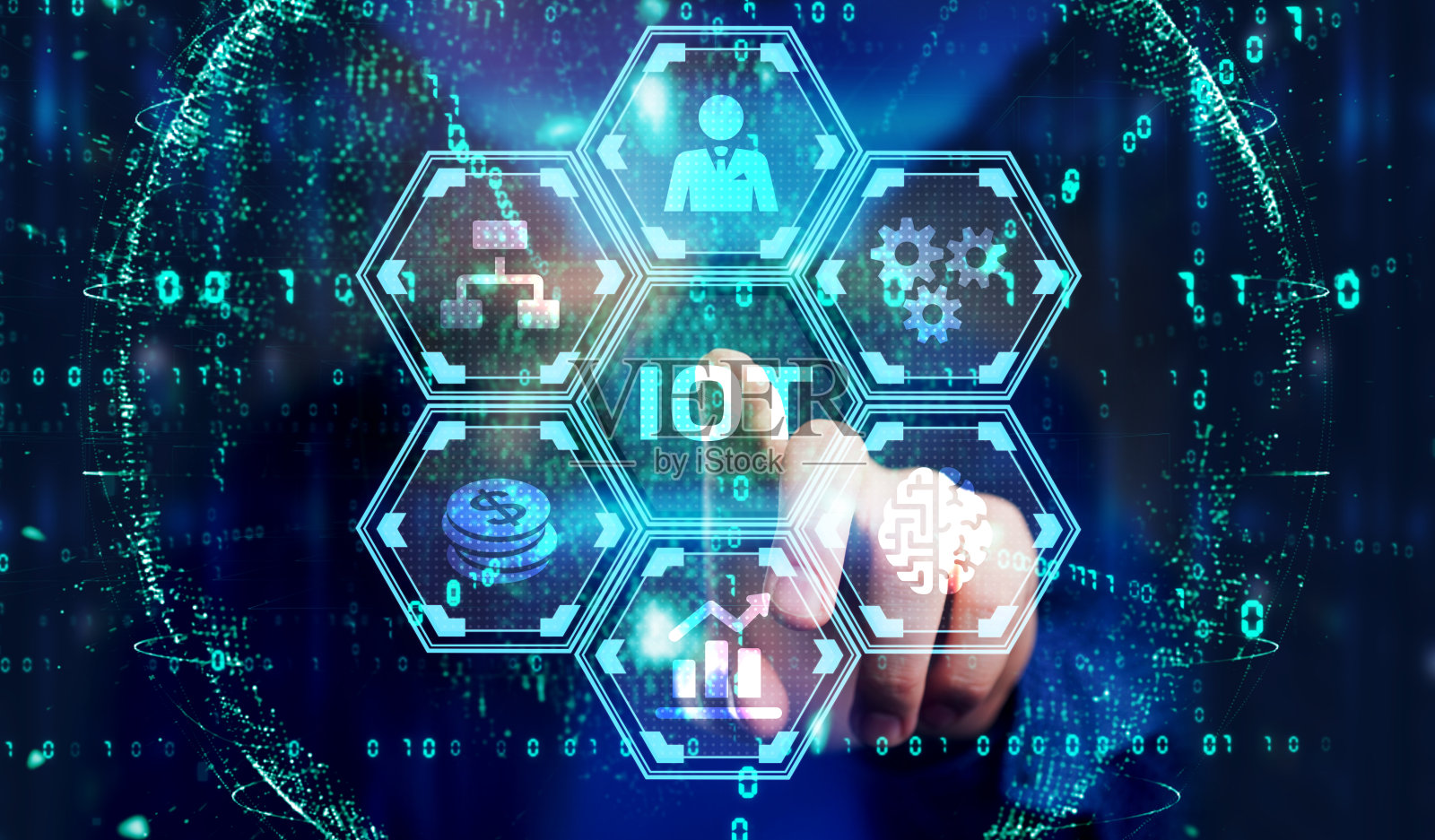 物联网-物联网概念。商家提供物联网产品和解决方案。年轻的商人在虚拟显示器上选择带有文本的物联网抽象芯片。照片摄影图片