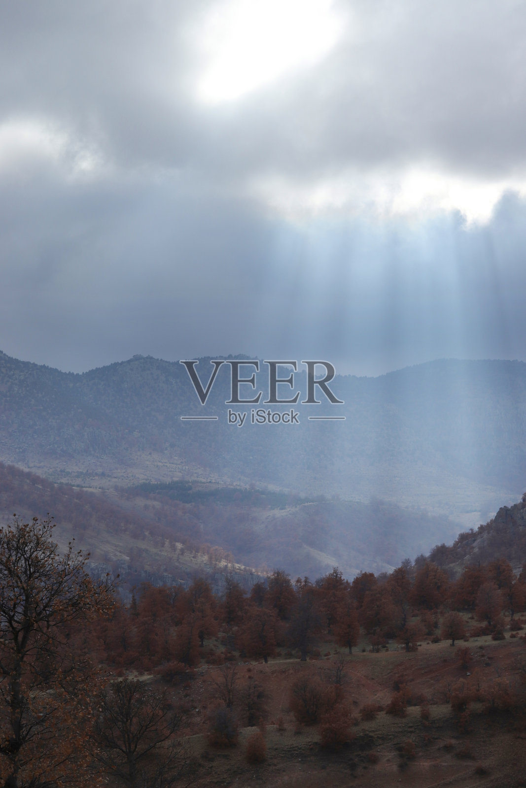 山上的阳光。美丽的山景背景。照片摄影图片