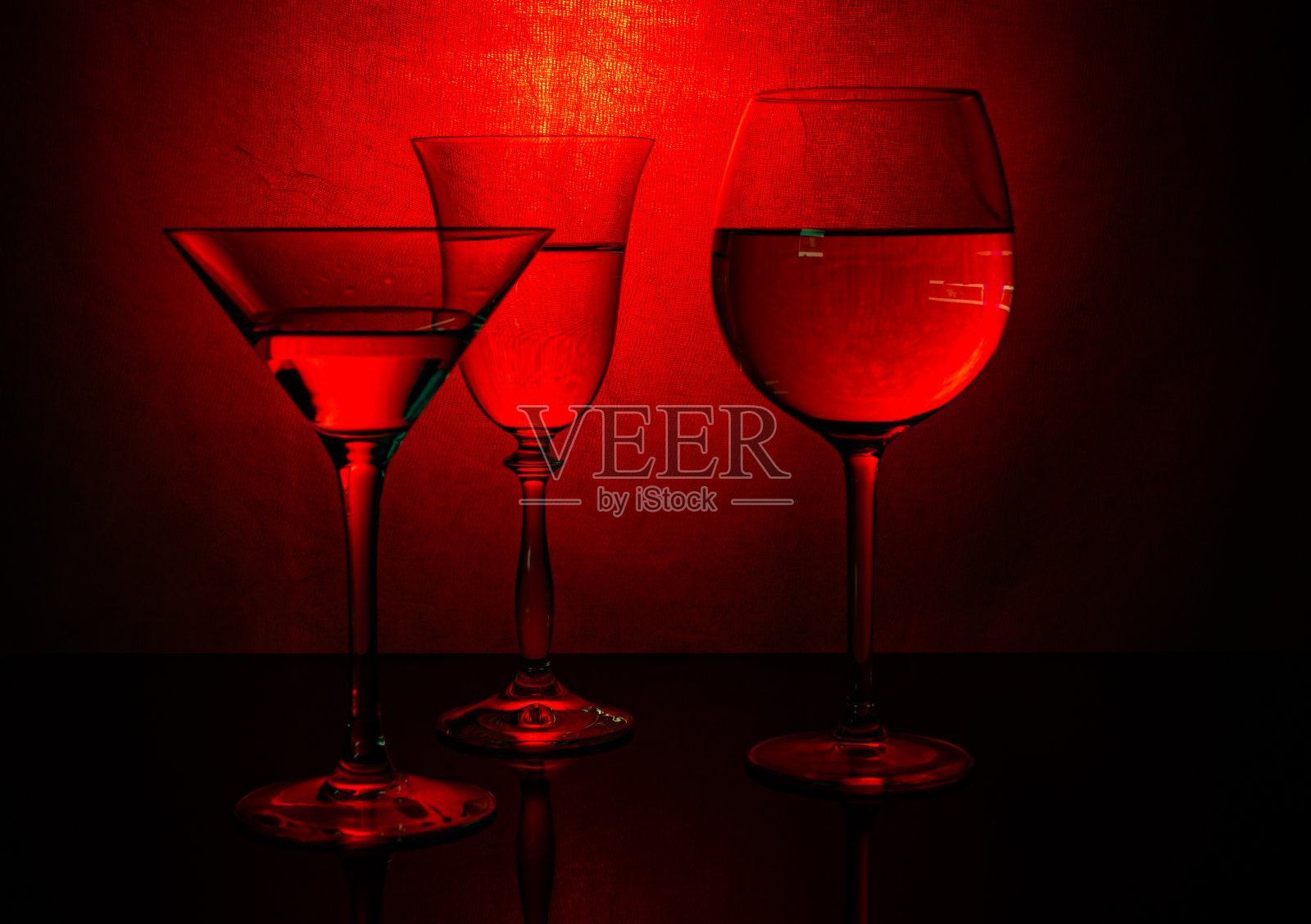 有酒精饮料用具的静物照片摄影图片