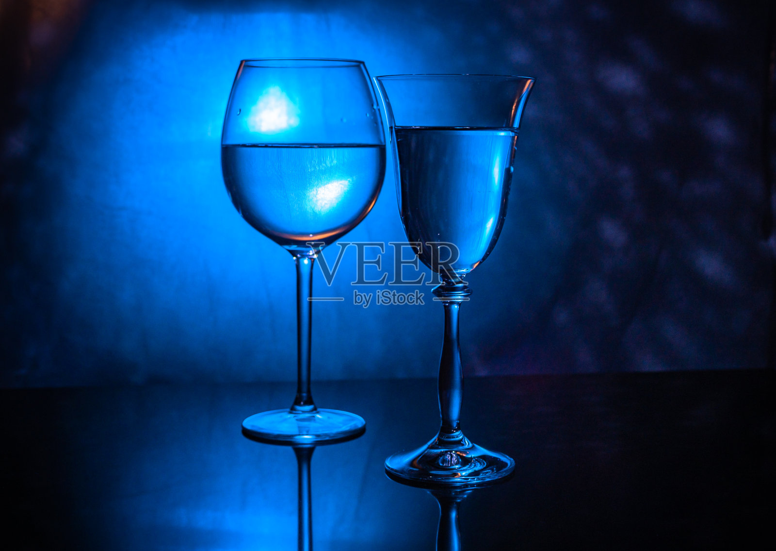 有酒精饮料用具的静物照片摄影图片