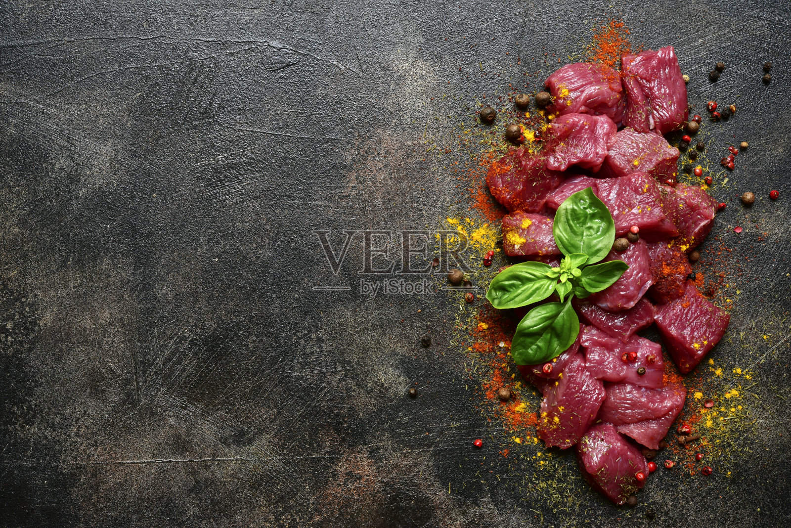 生的有机肉丁(牛肉或羊肉)加香料照片摄影图片