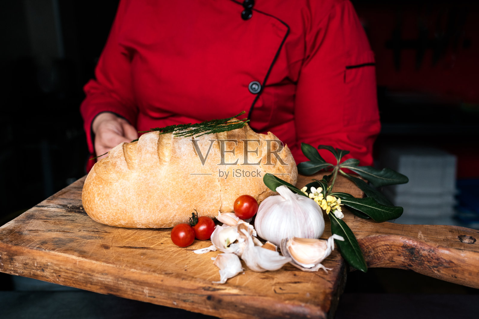 美味的面包在木板照片摄影图片