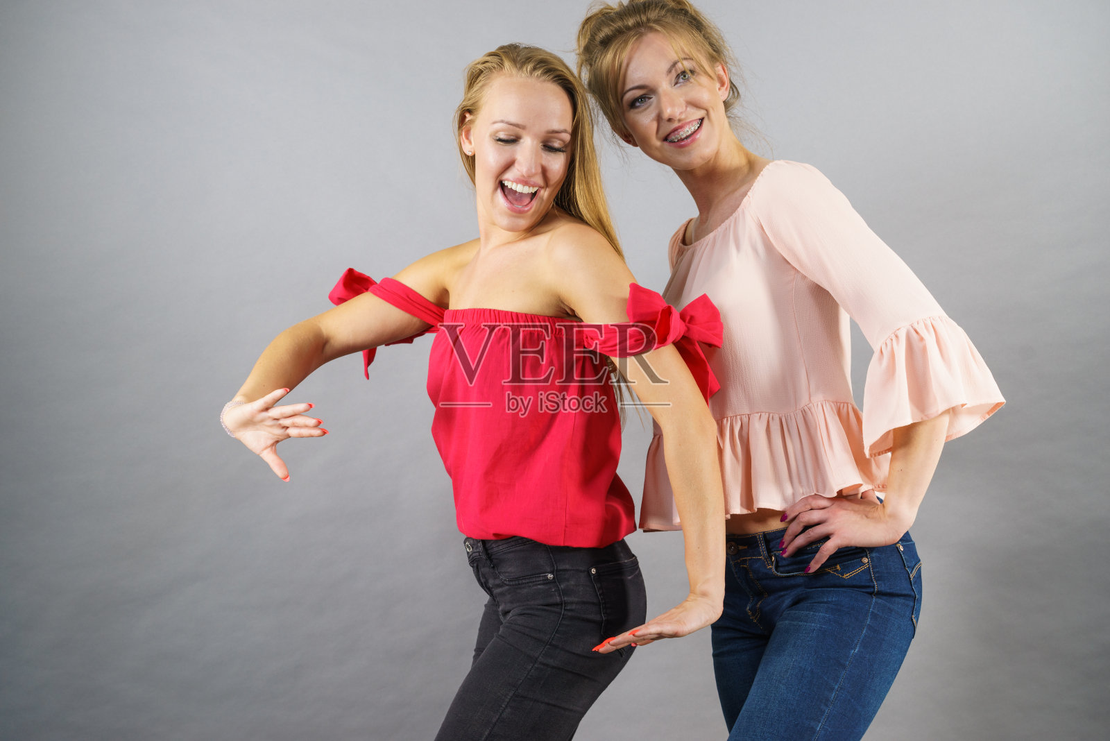 两个女人鬼混照片摄影图片