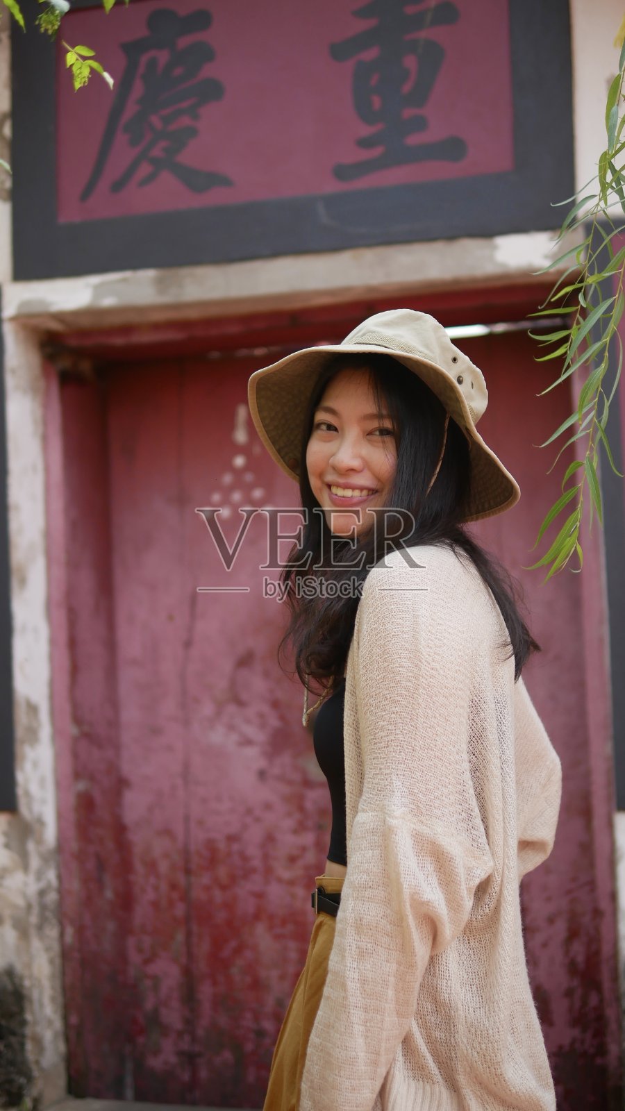 一个快乐美丽的亚洲女孩的肖像照片摄影图片