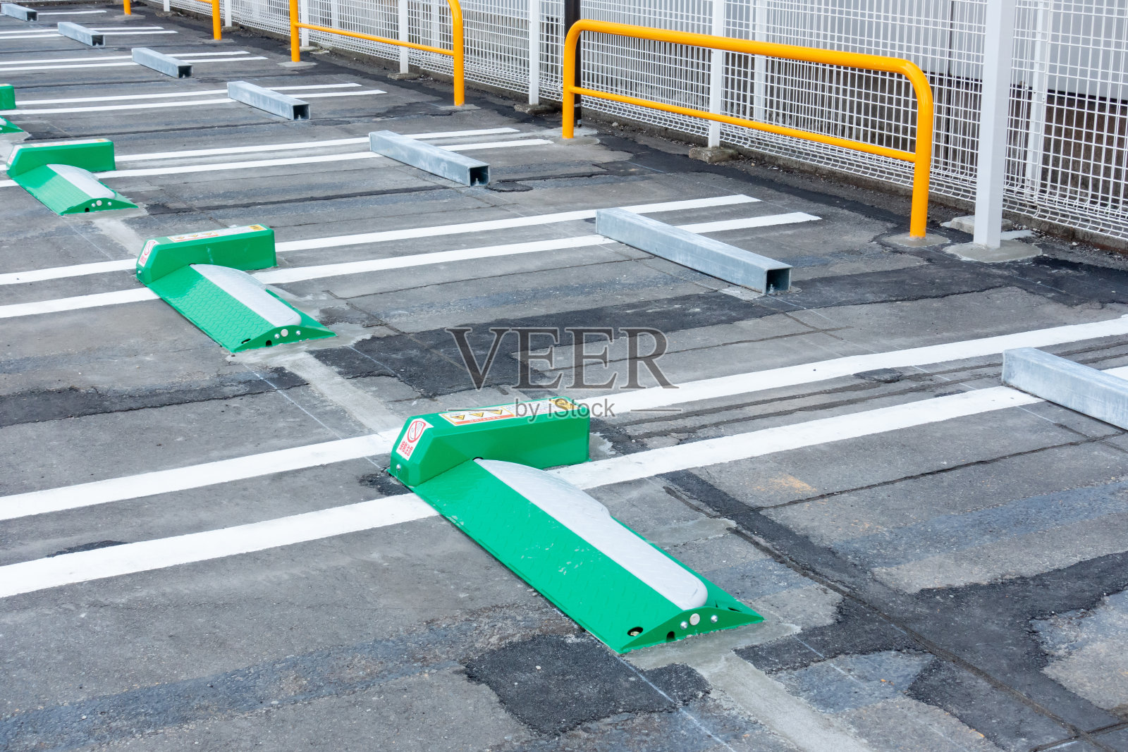 在日本拍摄的硬币停车照片。停车场的照片。照片摄影图片