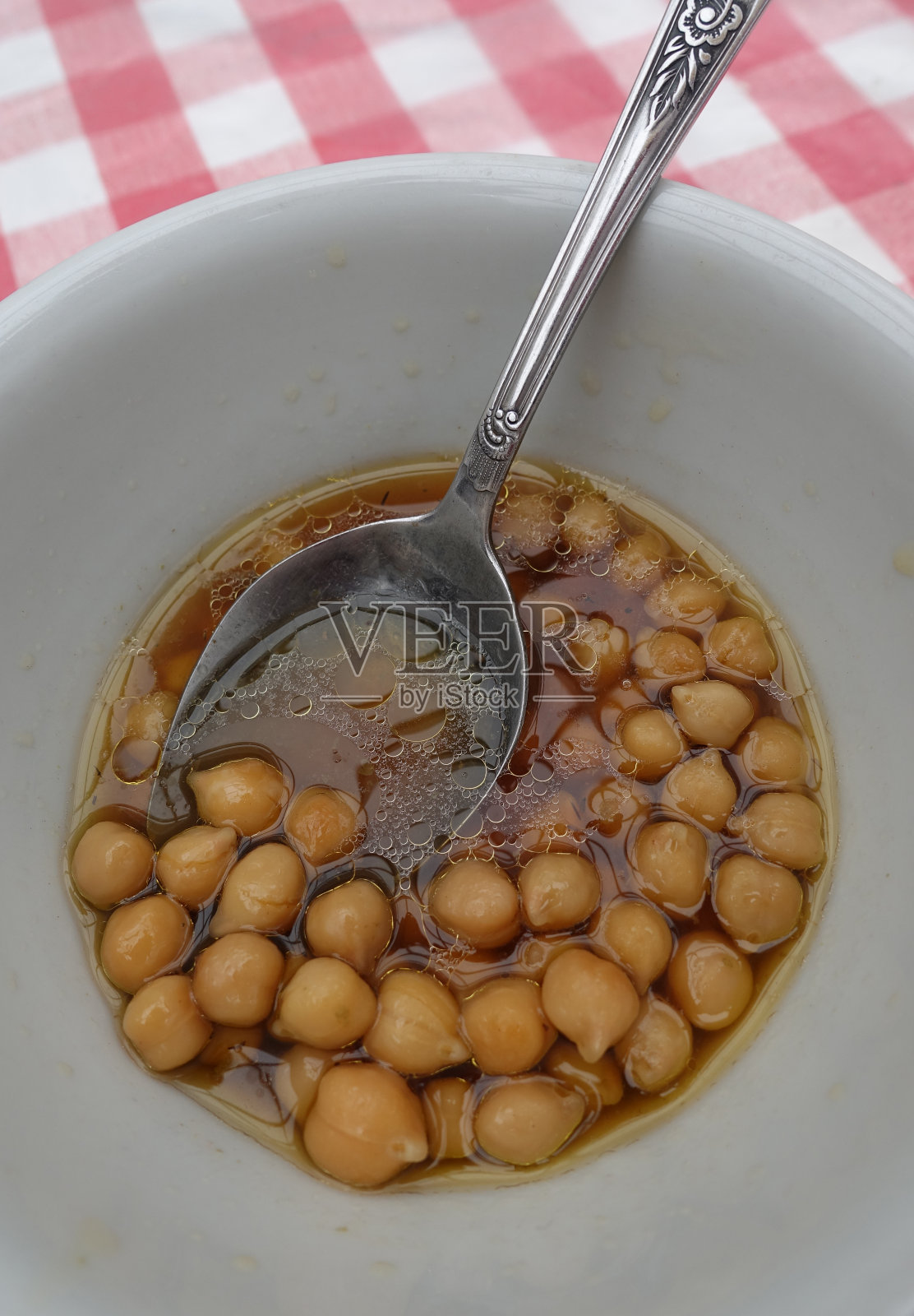 鹰嘴豆在辣孜然肉汤烹制的地中海菜肴照片摄影图片