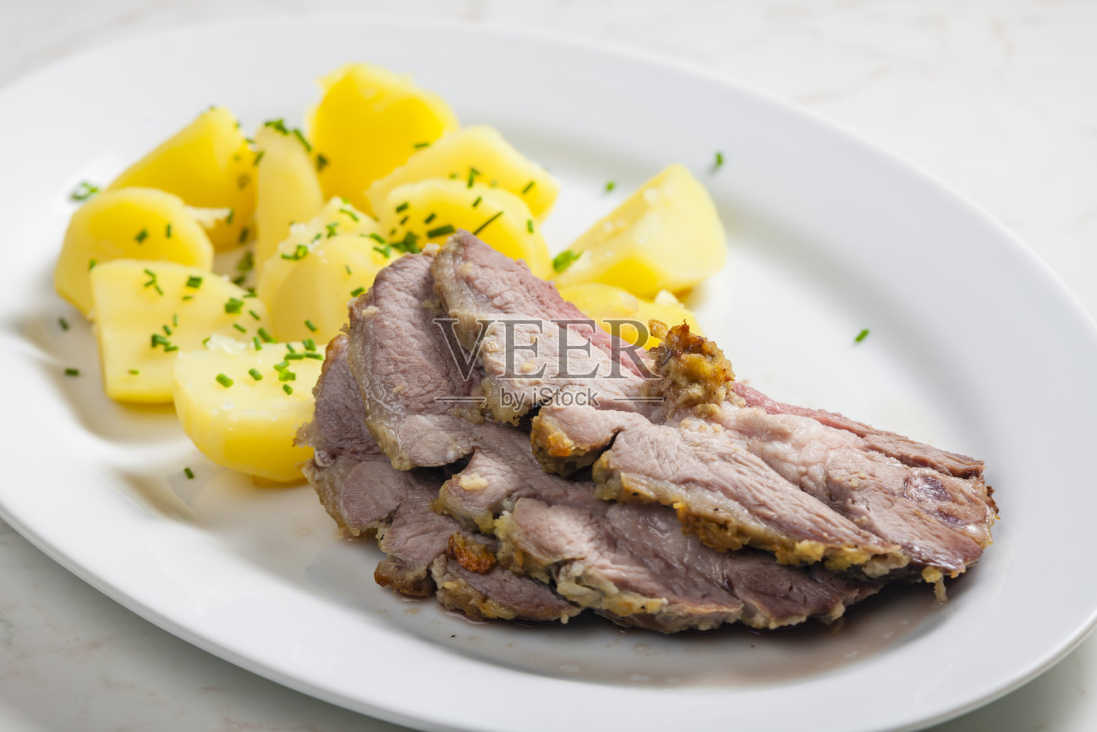 大蒜炖羊肉配土豆照片摄影图片