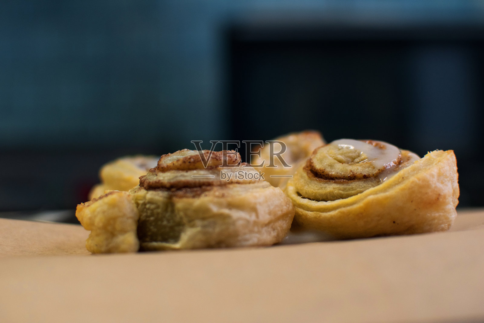 特写蔬菜，热肉桂肉桂小圆面包在烹饪板上准备好了照片摄影图片