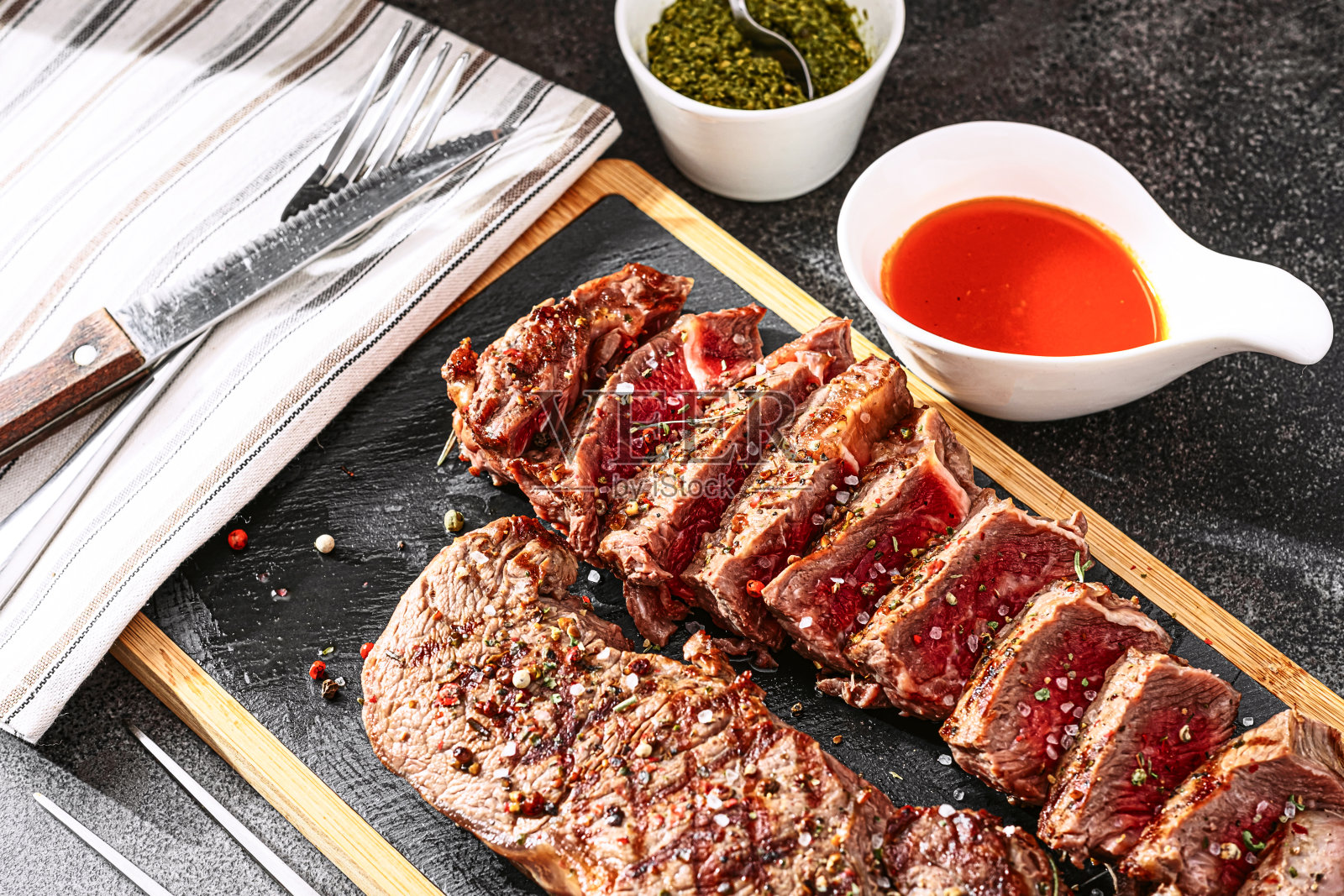 多汁的新鲜炸牛排照片摄影图片