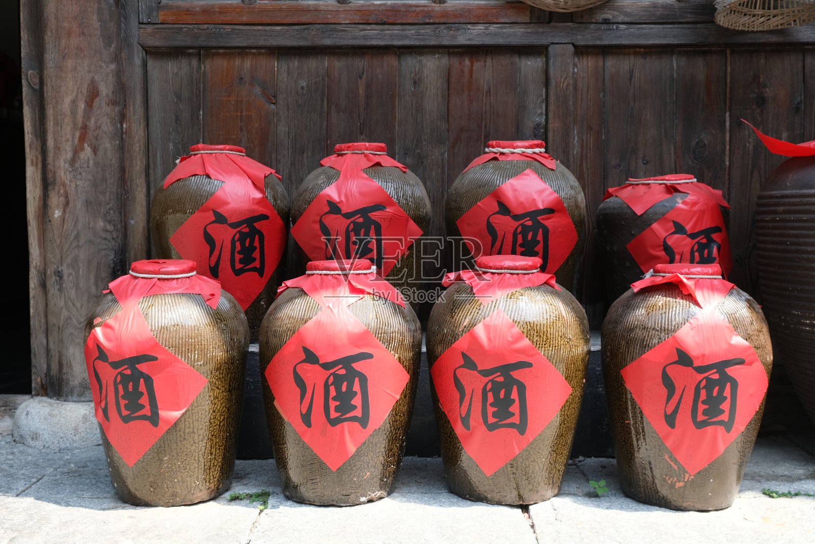 许多传统的中国酒缸照片摄影图片