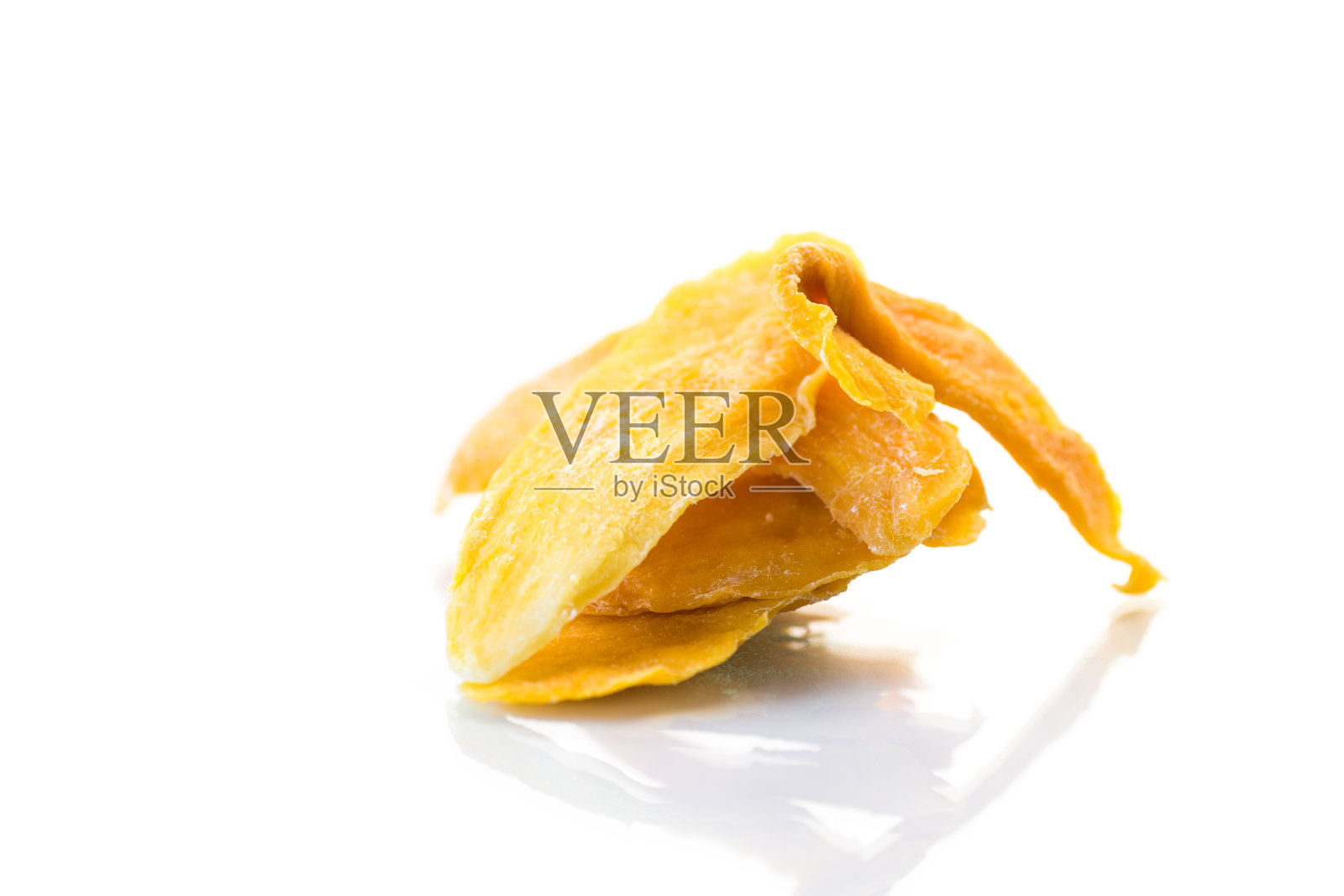 白底上是几片香甜成熟的芒果干照片摄影图片