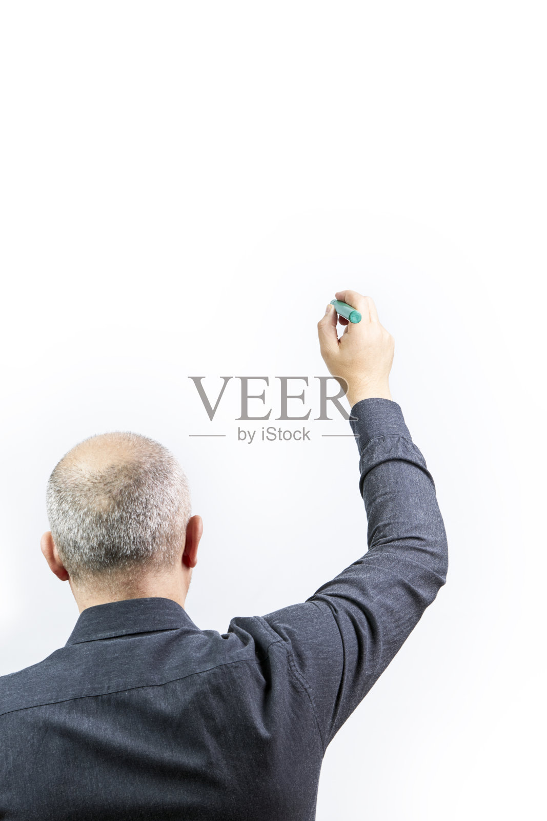 经理用绿色记号笔在白色背景上写字照片摄影图片