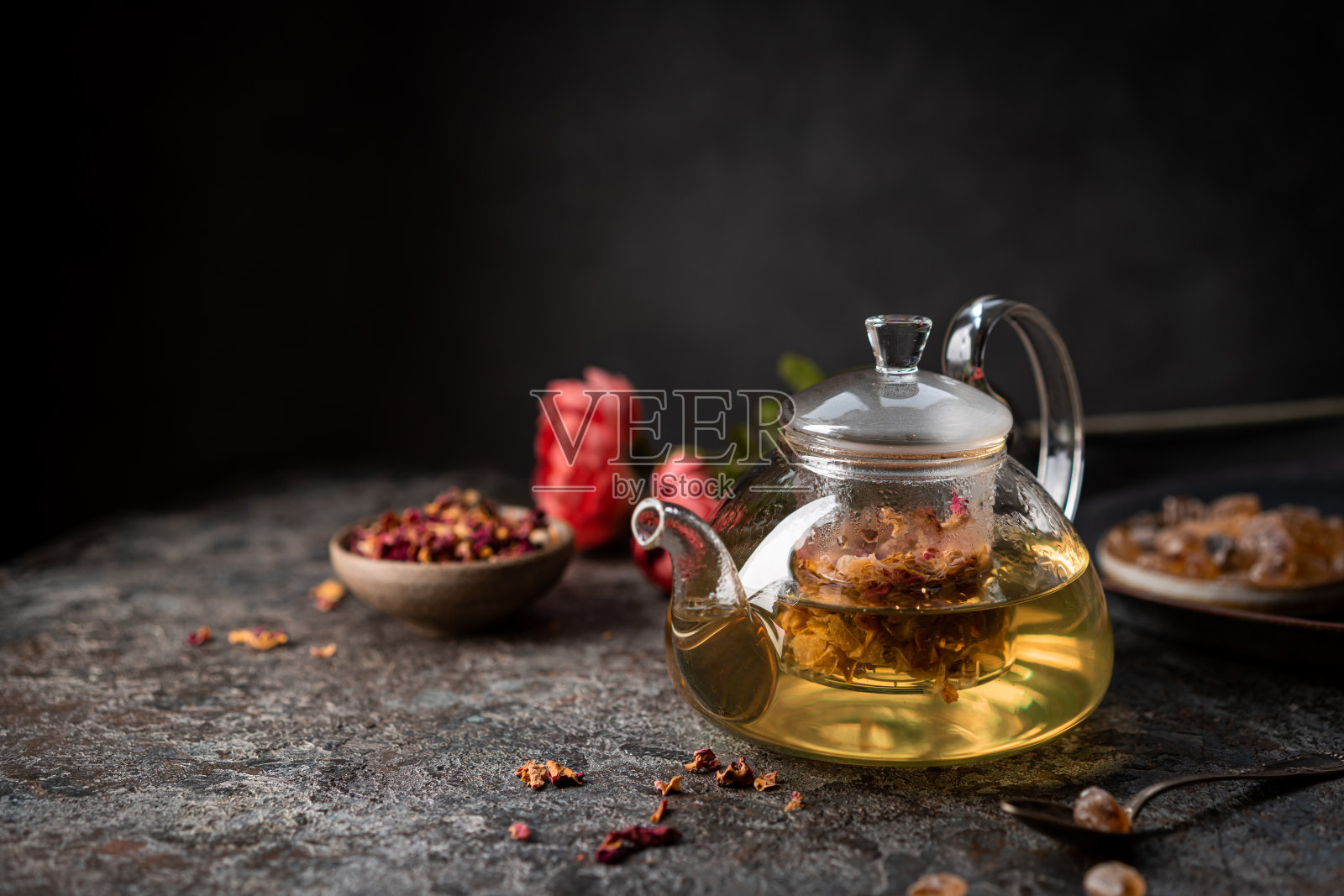 玫瑰花瓣上的茶照片摄影图片