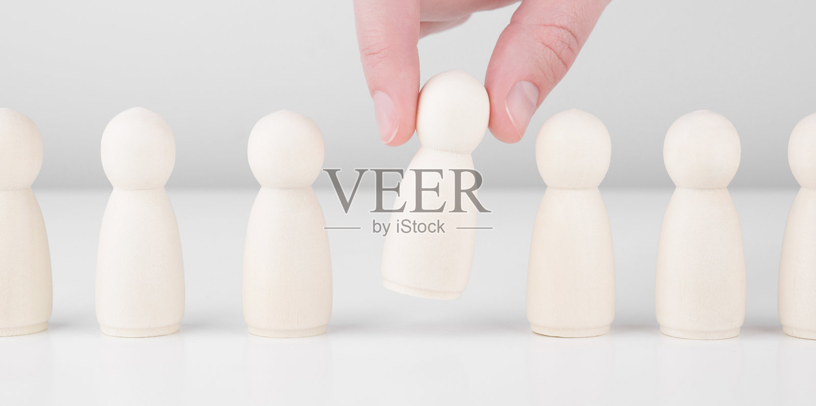 员工招聘。许多员工和从群众中选择一个领导。人力资源、猎头和CEO概念照片摄影图片