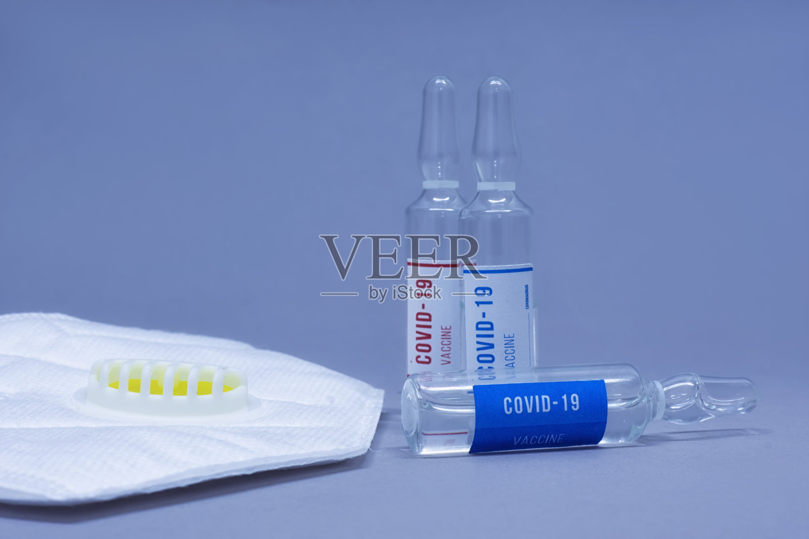 冠状病毒疫苗。新型冠状病毒肺炎带有ncov-2019疫苗的安瓿在浅色背景下。大规模接种疫苗以预防世界性流行病。照片摄影图片