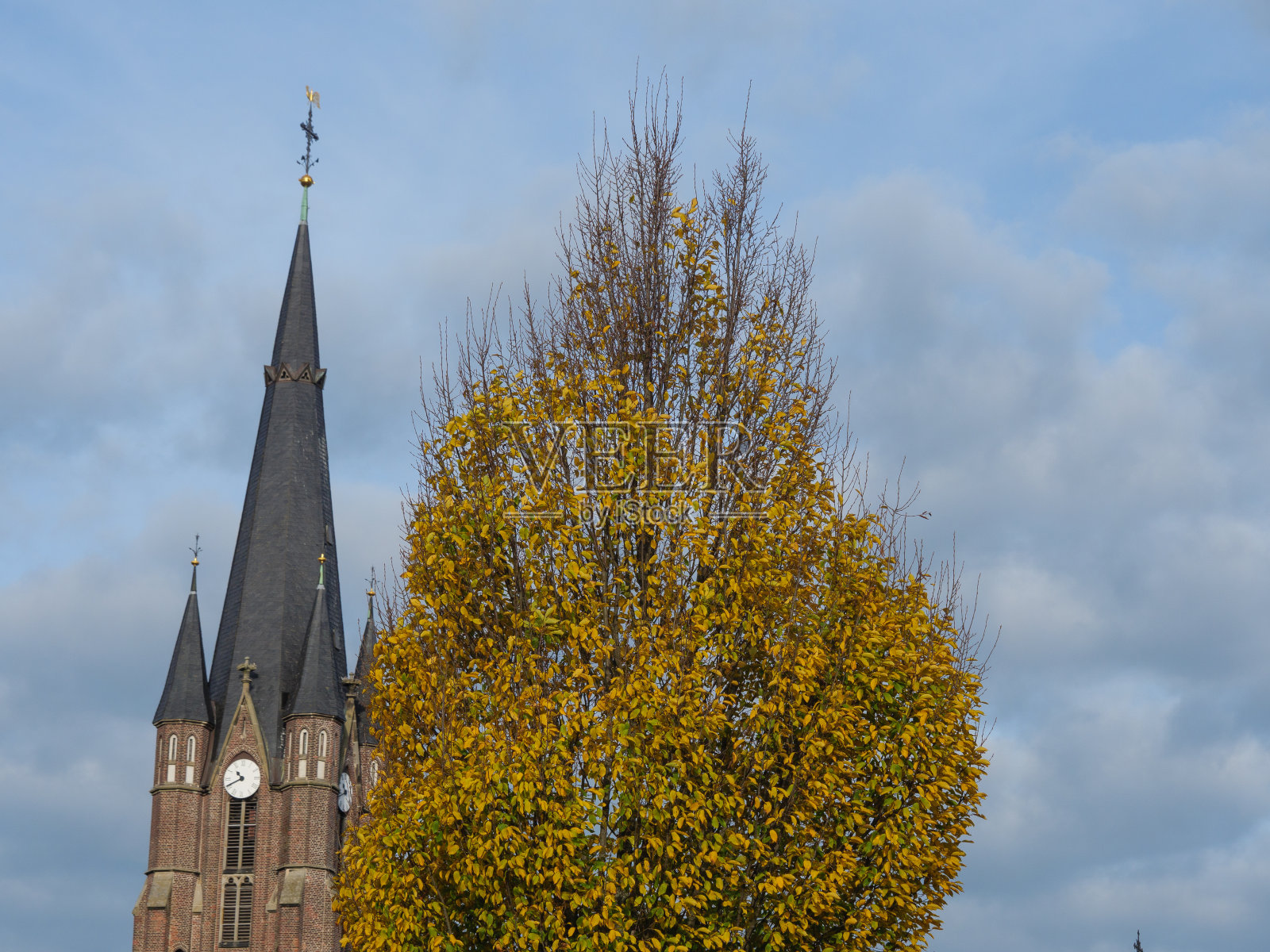 德国村庄里的一座古老教堂照片摄影图片
