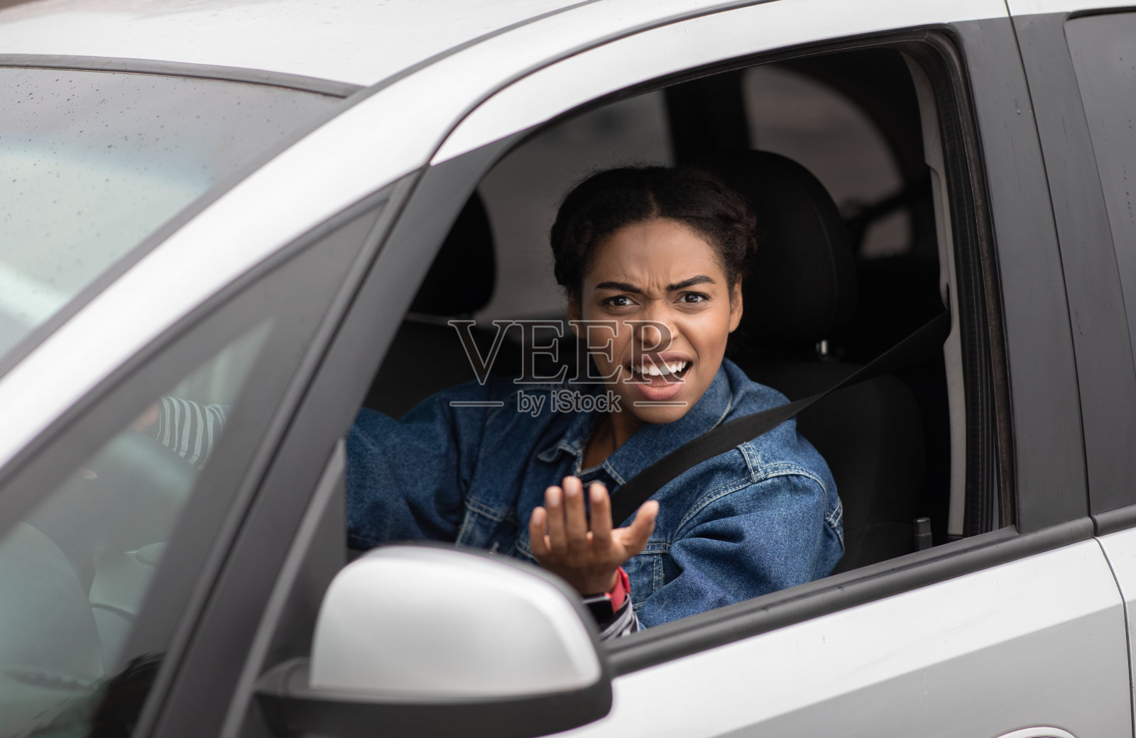 生气和争吵，紧急情况和交通堵塞照片摄影图片