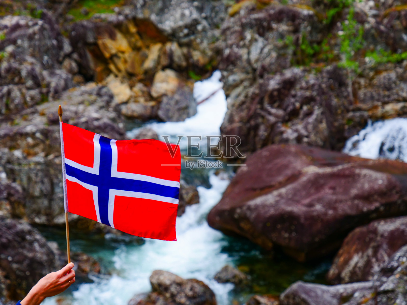 手持挪威国旗对抗自然照片摄影图片