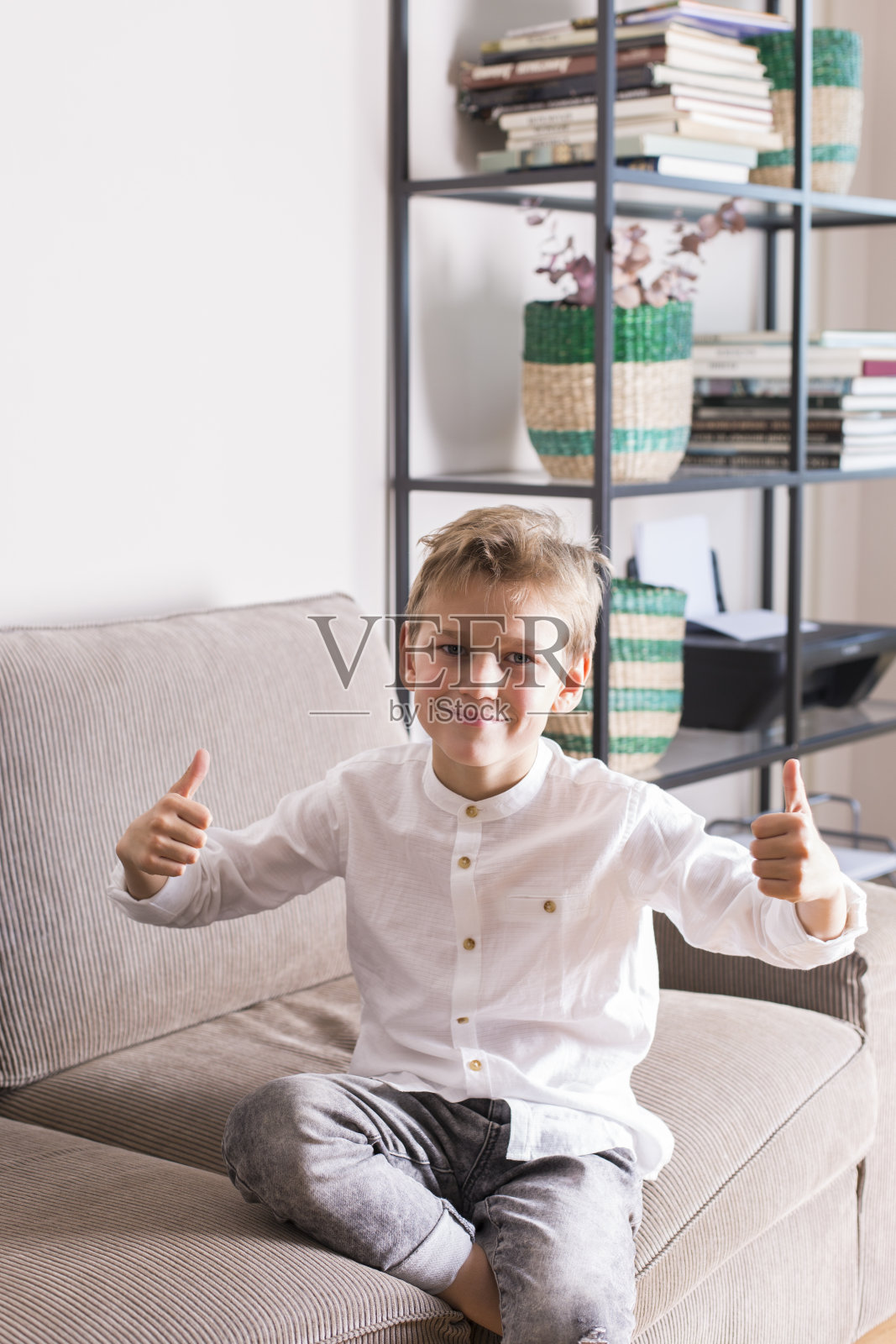 坐在沙发上拍摄社交媒体视频的视频博主照片摄影图片