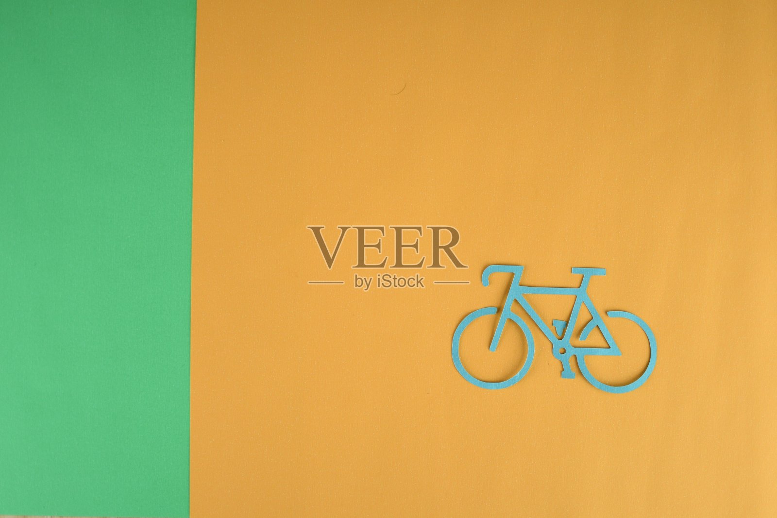 黄色自行车与空间在绿色和橙色的背景照片摄影图片