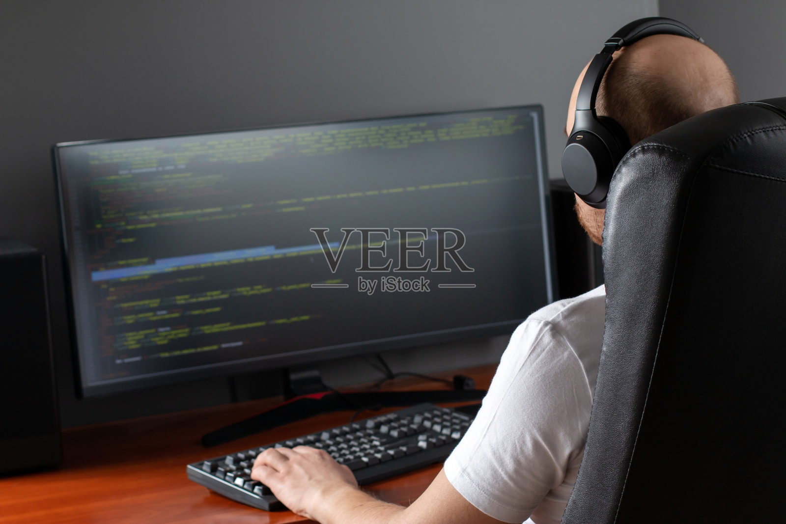 程序开发的概念。用电脑工作的年轻人照片摄影图片