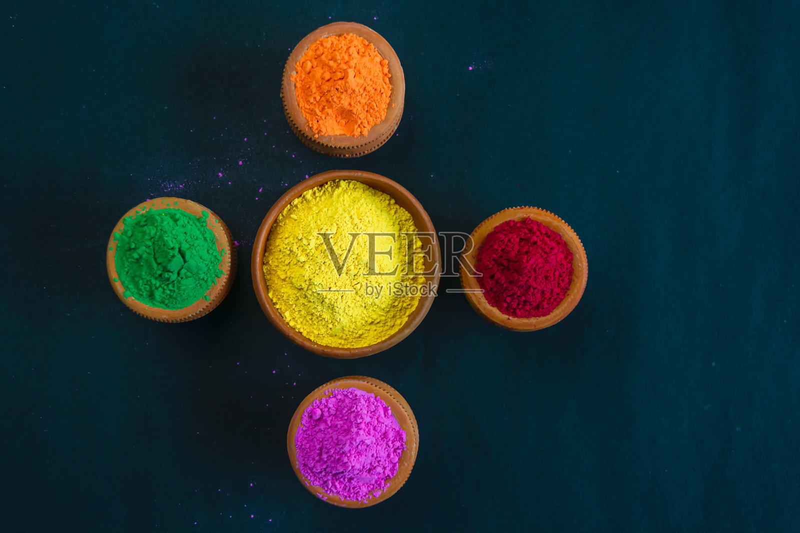 环保的彩色胡里粉或海鸥砂锅在黑色的背景。照片摄影图片