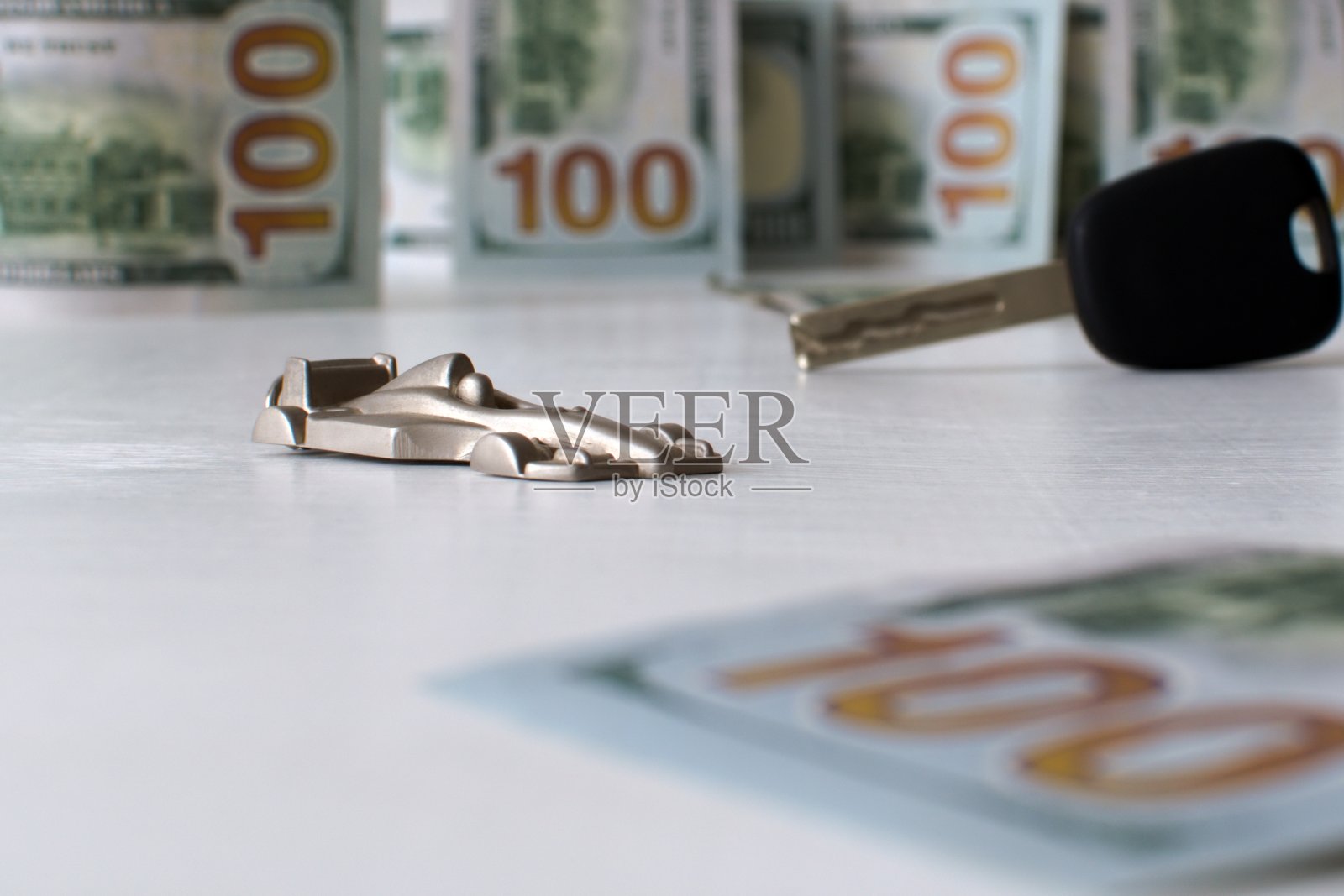 玩具车的背景美元与汽车钥匙照片摄影图片