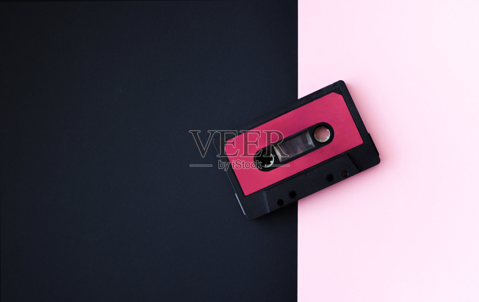 黑粉背景的黑色音乐磁带。空间的文本。复古的概念照片摄影图片