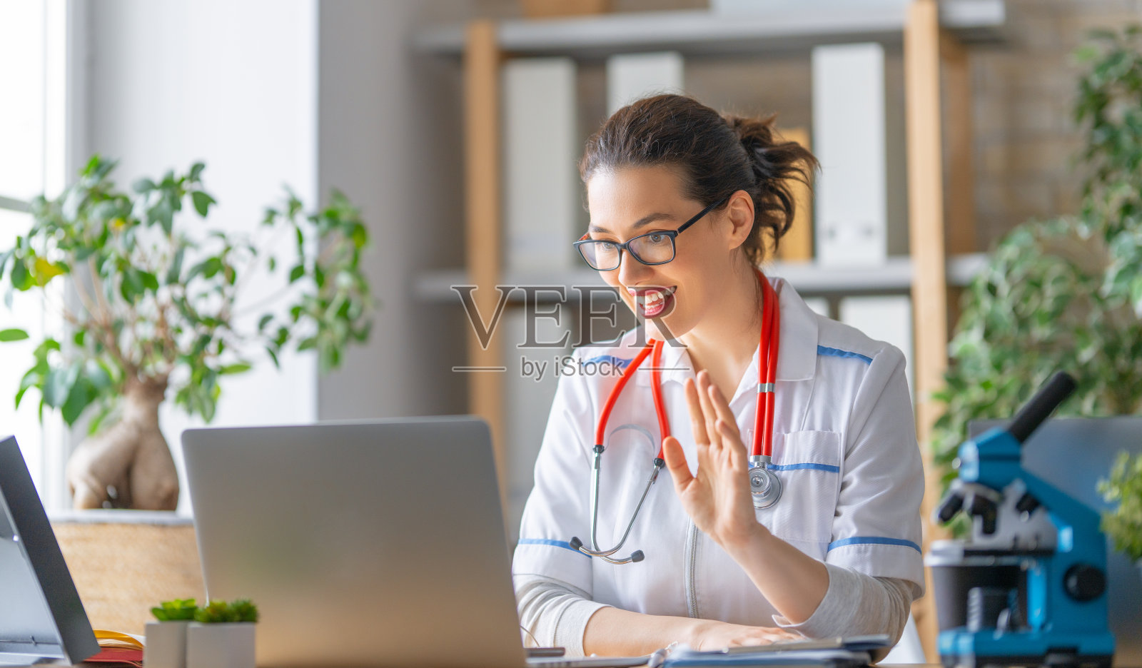 医生正在用笔记本电脑和某人聊天照片摄影图片