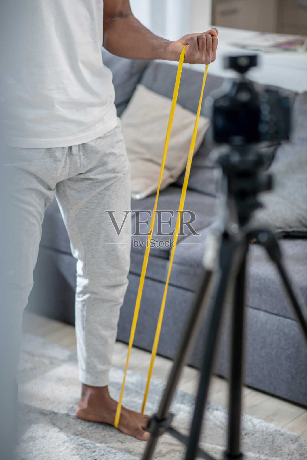 非裔美国年轻人展示运动器材照片摄影图片