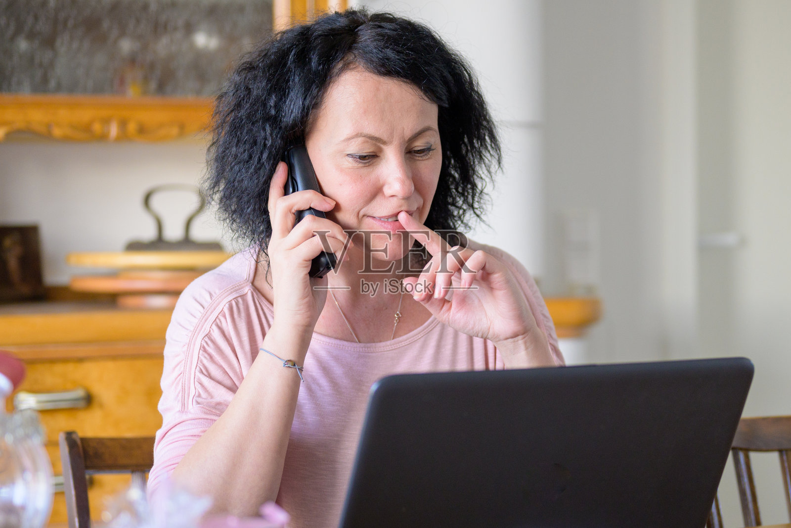 打电话的女人照片摄影图片