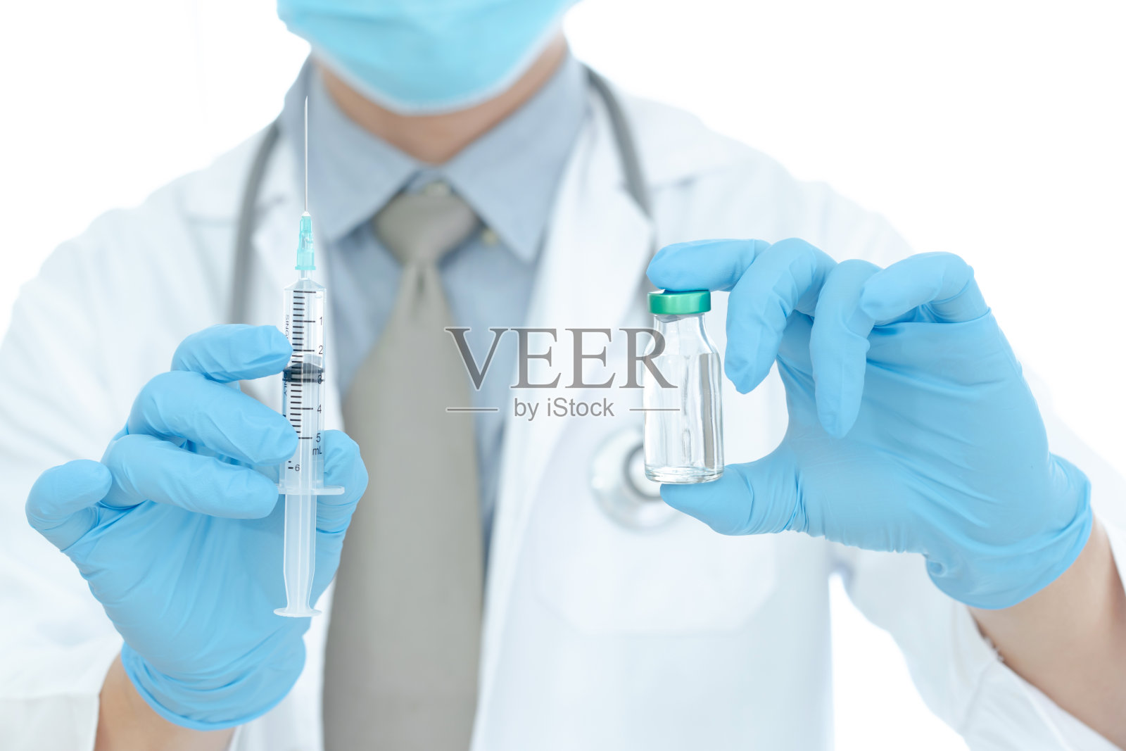 疫苗对抗病毒，医生或科学家在实验室拿着一个注射器与液体疫苗。照片摄影图片