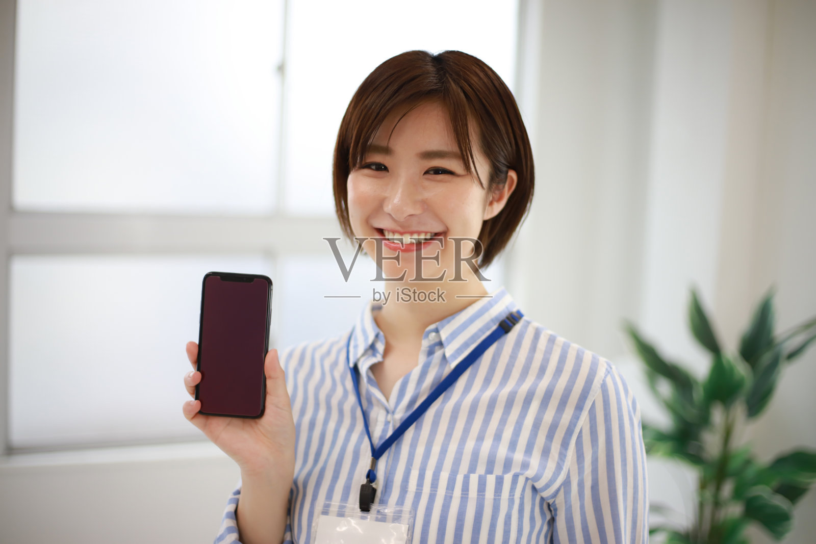 拥有智能手机的女性员工照片摄影图片