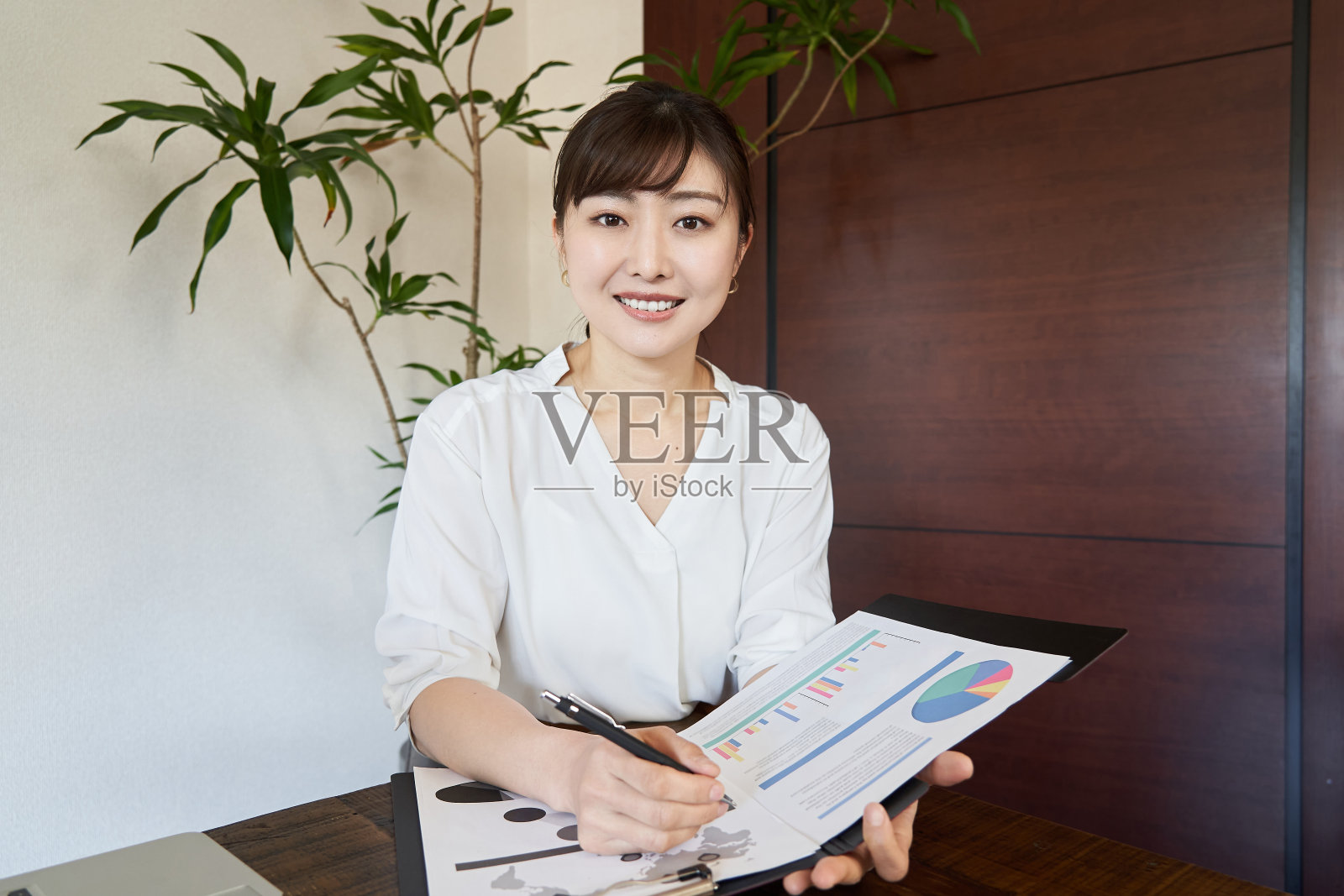 亚洲女商业女性在网上会议上听取照片摄影图片