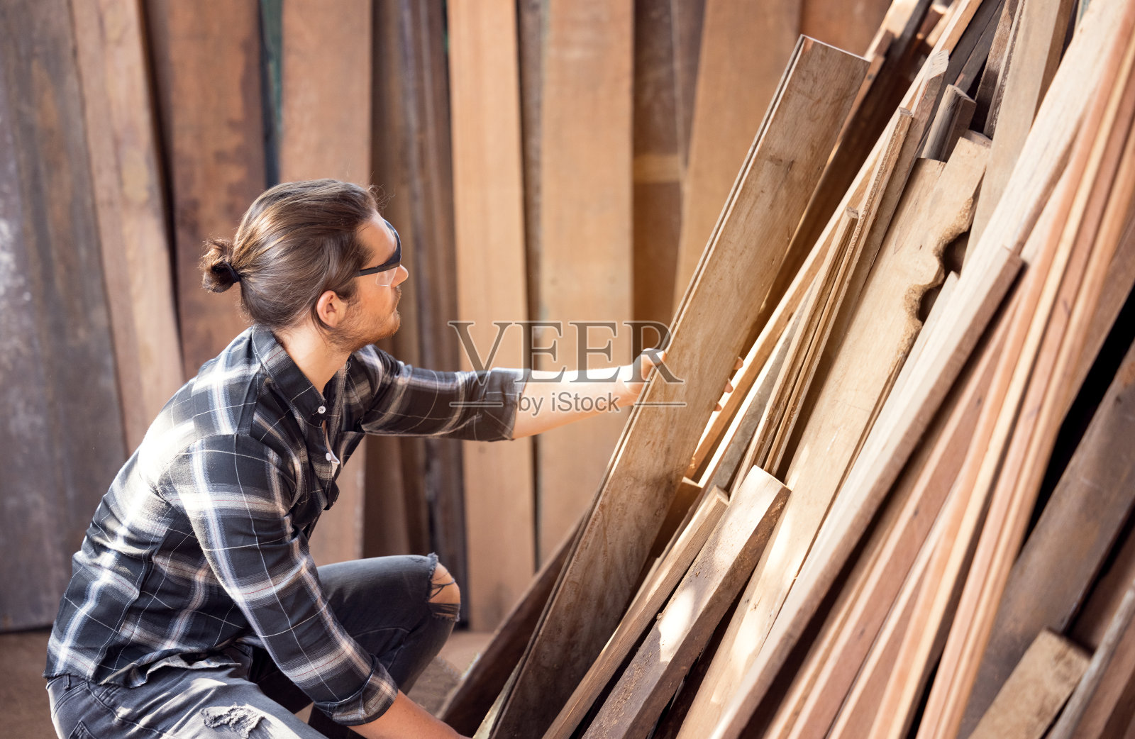 木匠在木材车间为他的木工选择木材照片摄影图片