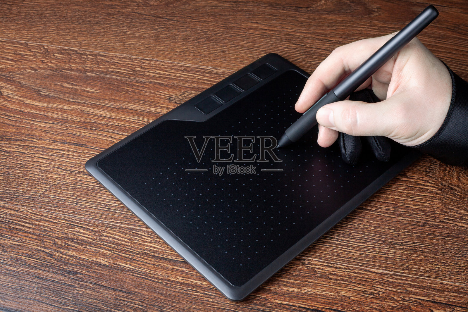 专业设计师使用平板电脑和数码笔照片摄影图片