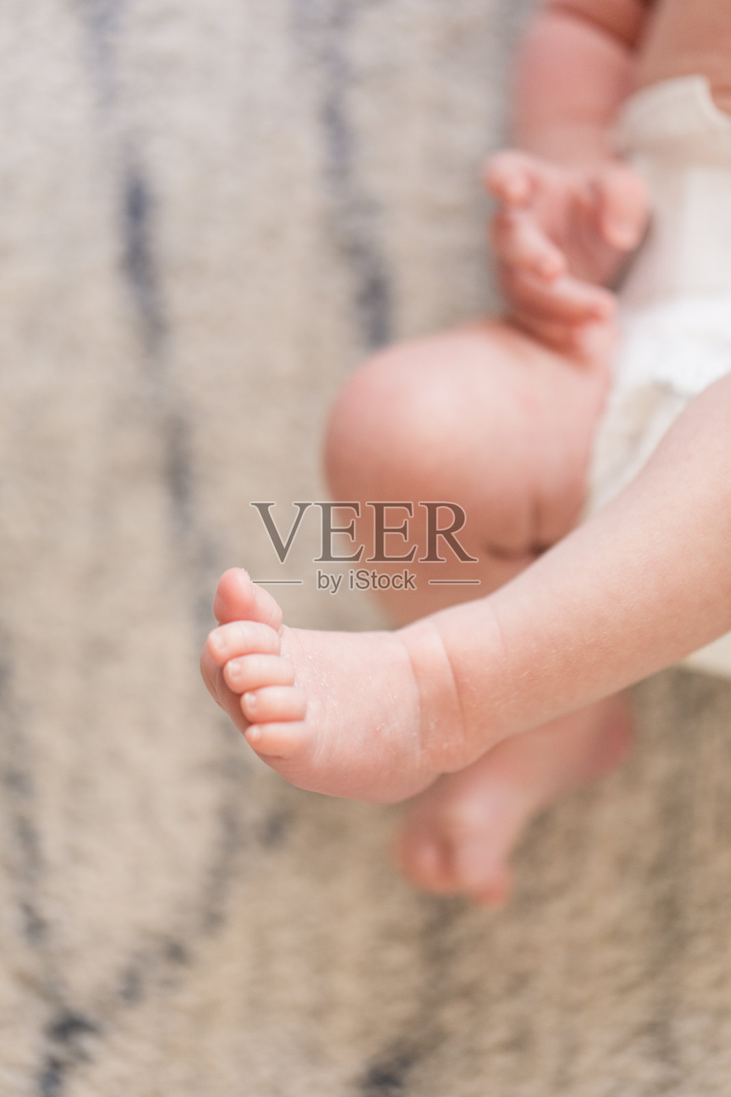 新生儿的脚和腿与白色的背景照片摄影图片