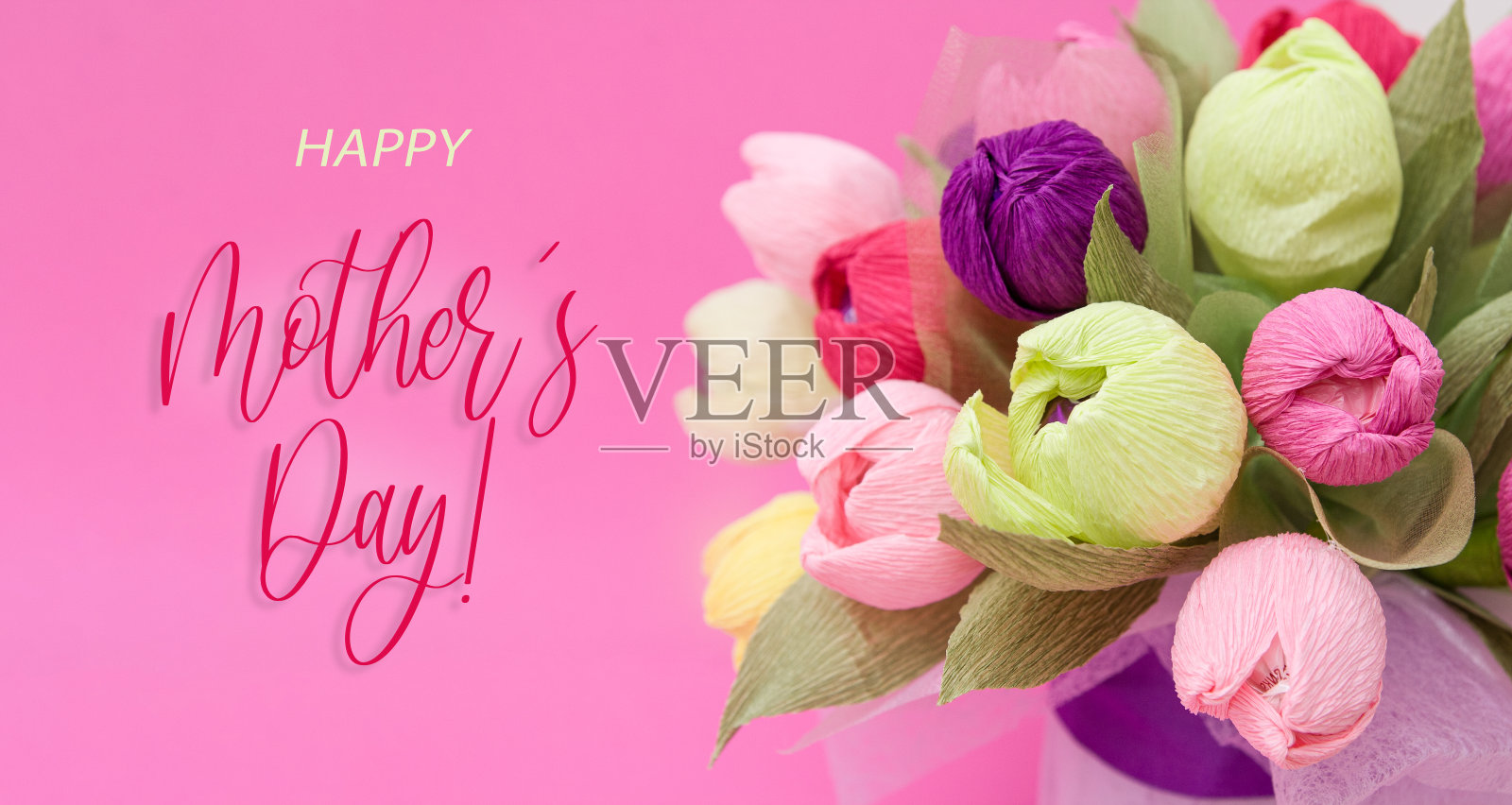 横幅上挂着五颜六色的纸郁金香花，上面写着“母亲节快乐”照片摄影图片