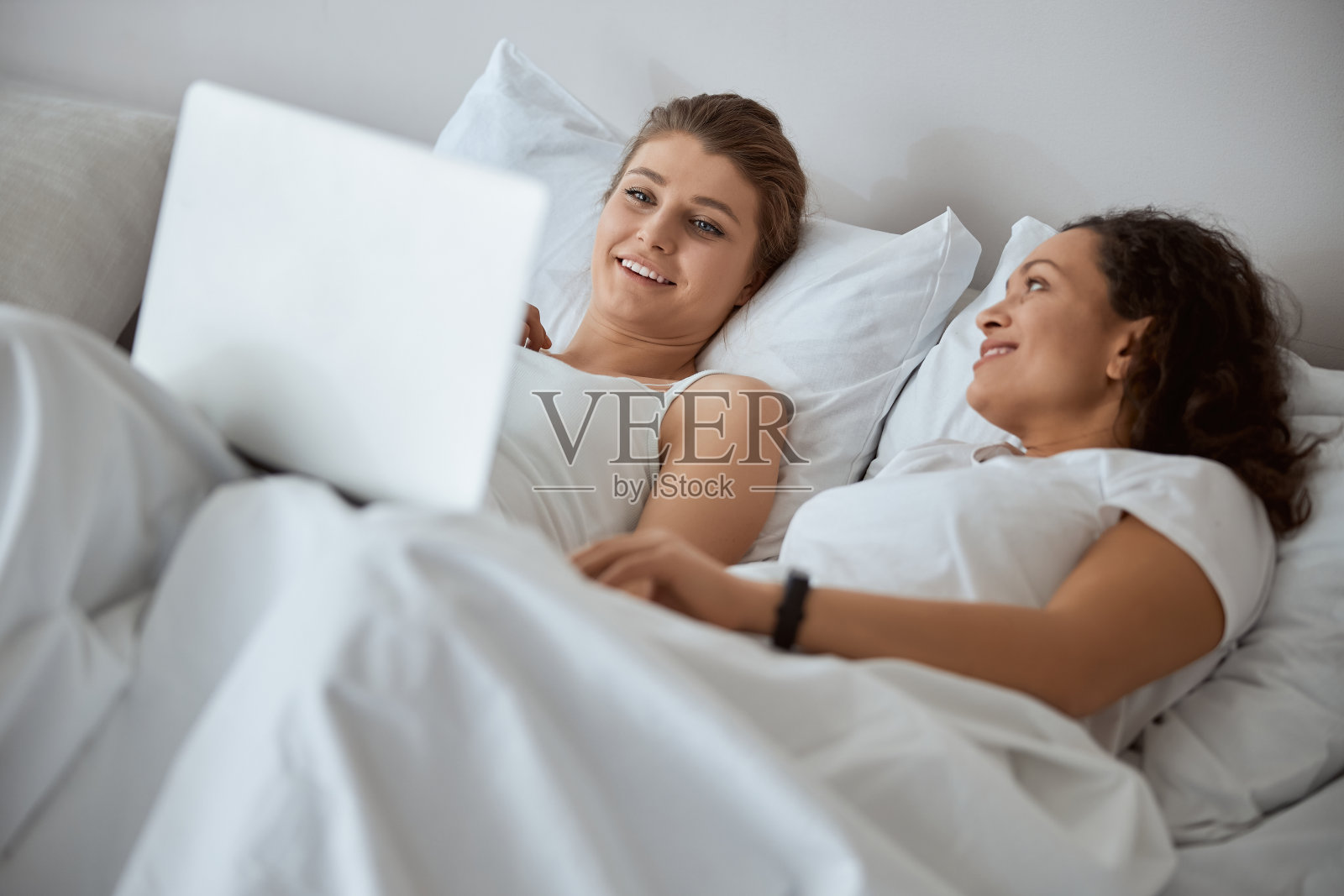 积极高兴的女性盯着电脑屏幕照片摄影图片