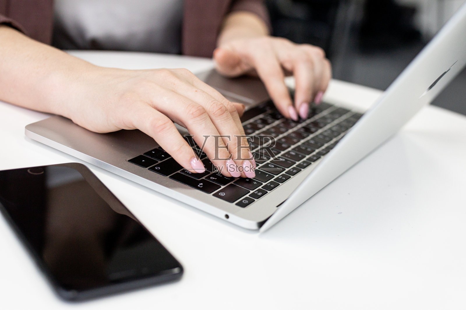 女性办公室工作人员在键盘上打字，在家办公时用手在键盘上工作照片摄影图片