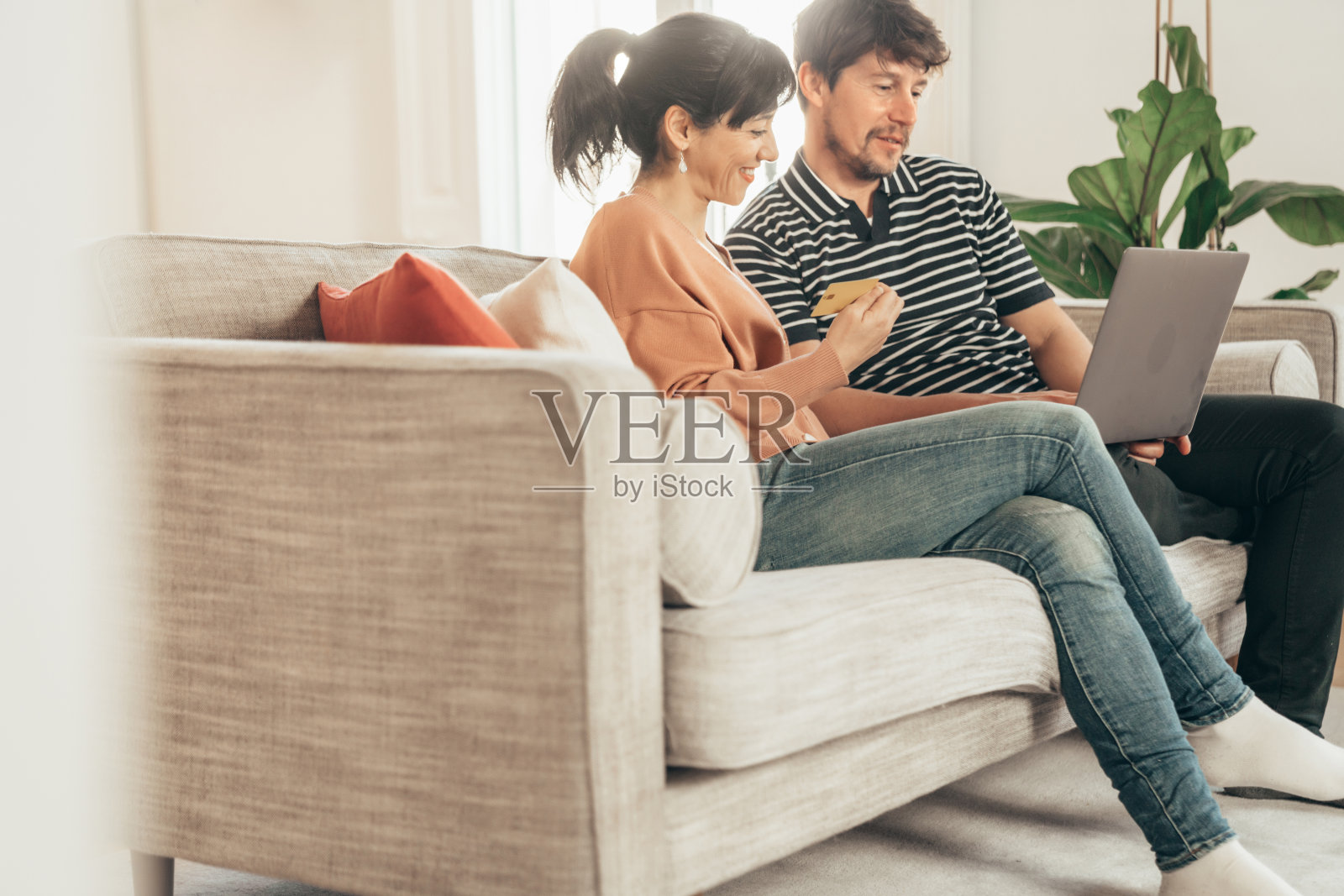 夫妇用笔记本电脑在网上购物照片摄影图片