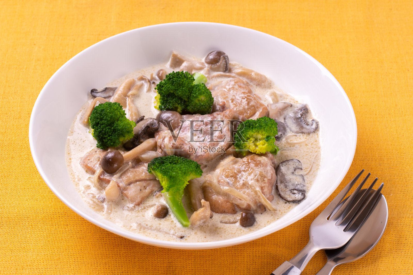 奶油煮鸡和蘑菇照片摄影图片