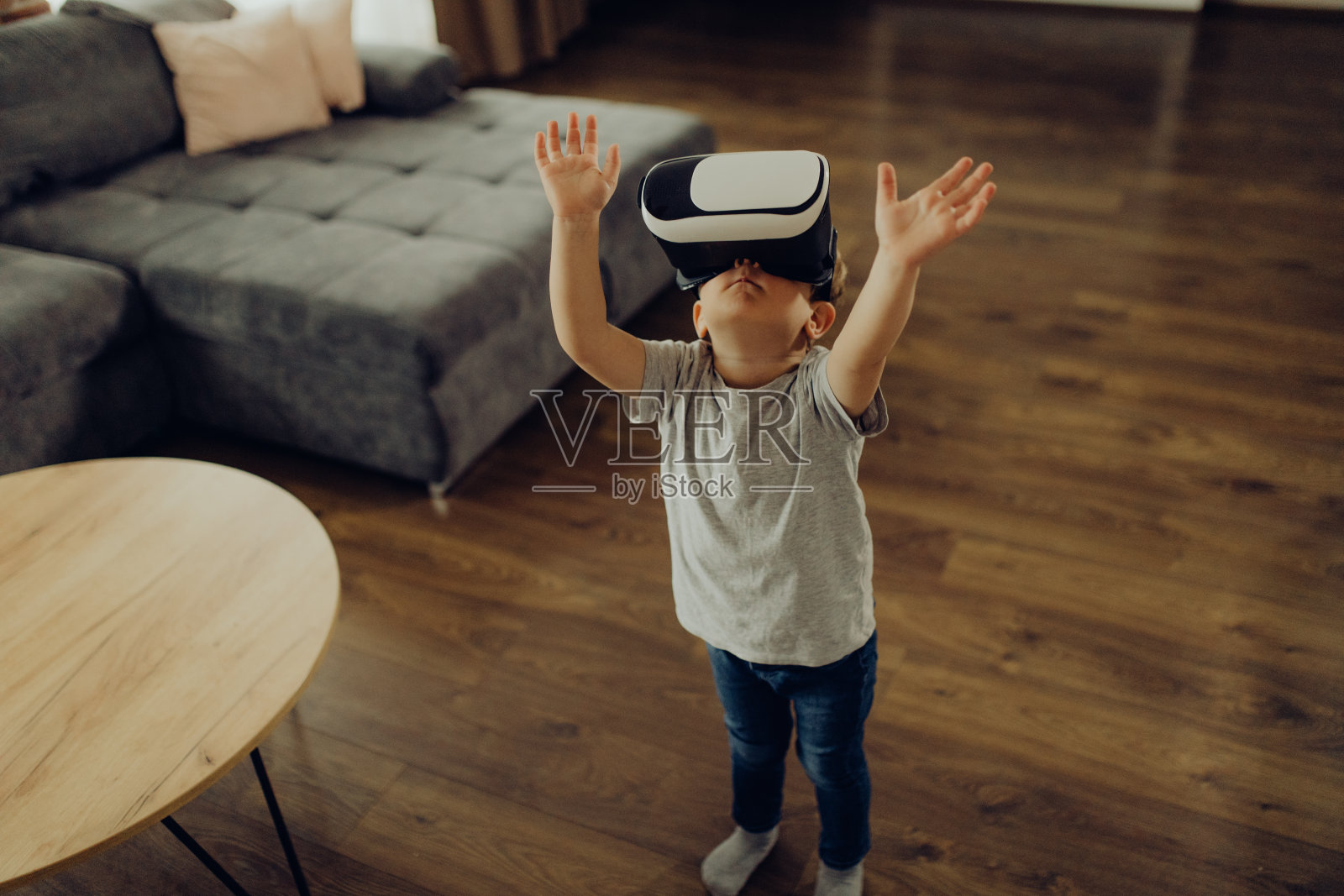 小男孩玩虚拟现实耳机照片摄影图片