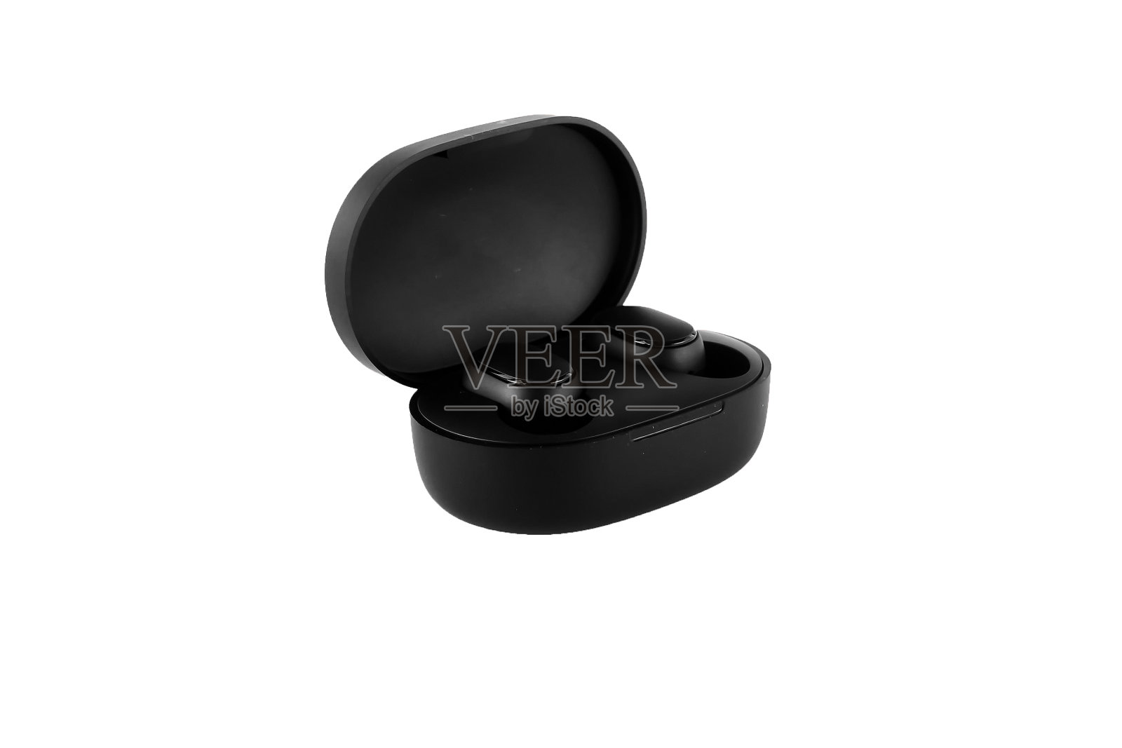 白色背景的无线耳机。特写镜头。蓝牙耳机在充电盒中。照片摄影图片