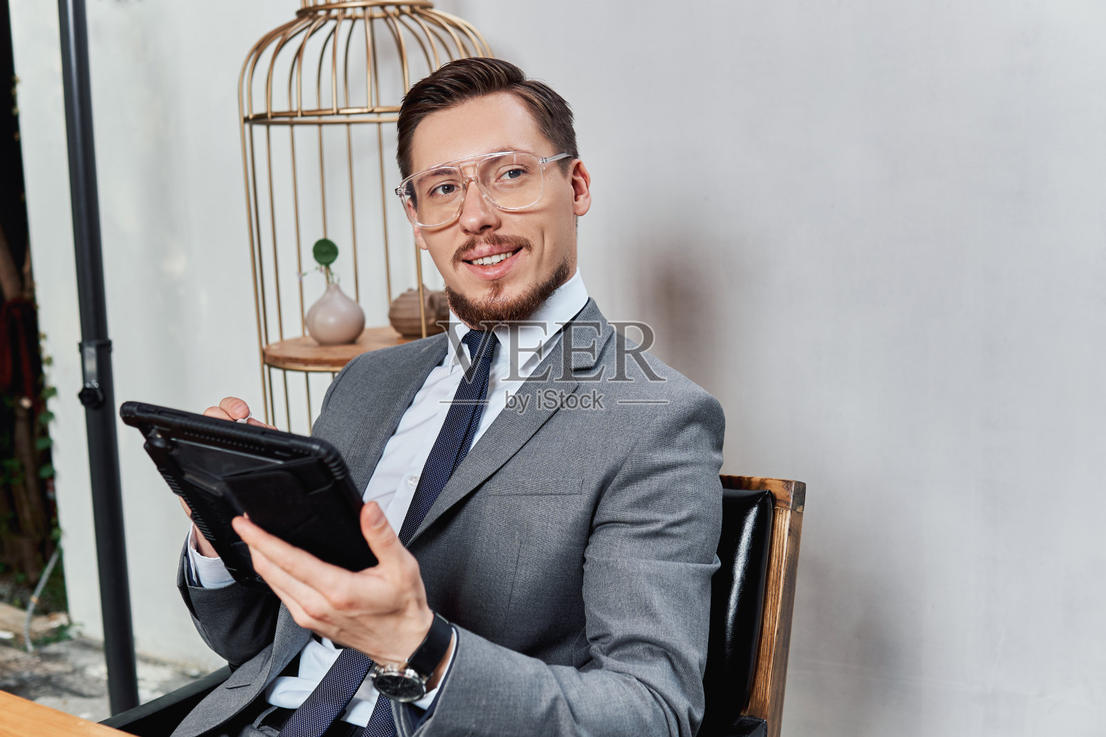 在户外用笔记本电脑工作的人。照片摄影图片