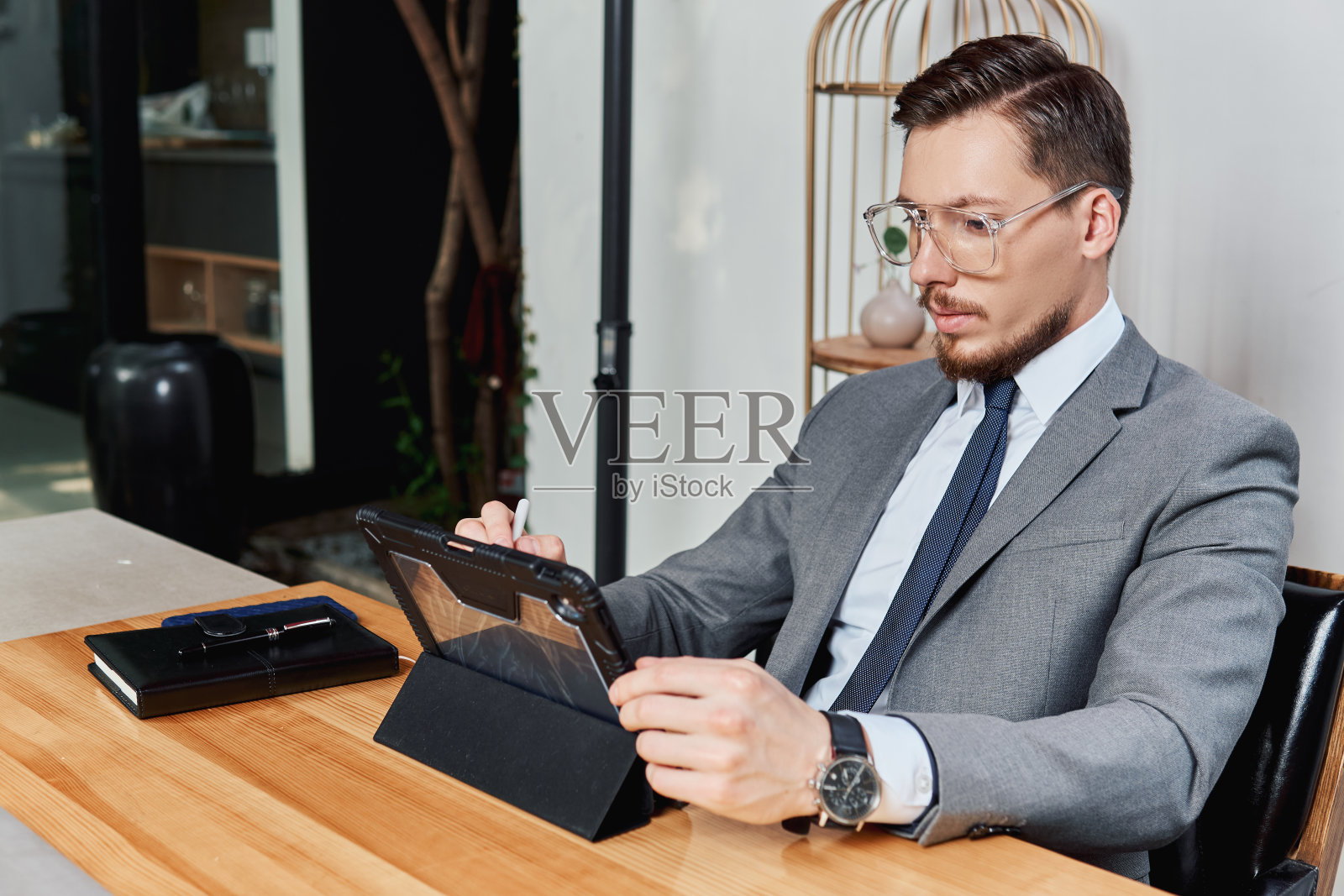 在户外用笔记本电脑工作的人。照片摄影图片