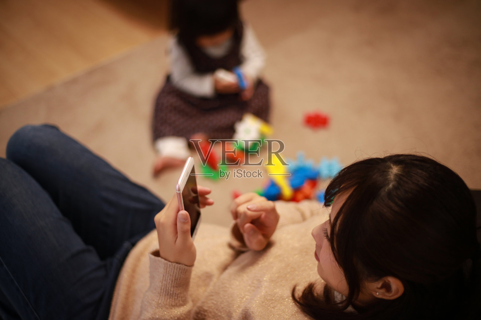 专注于操作智能手机的母亲照片摄影图片