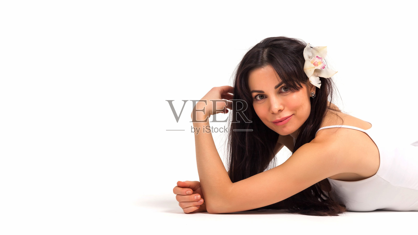 中年妇女的肖像与花的头发在白色孤立的背景照片摄影图片